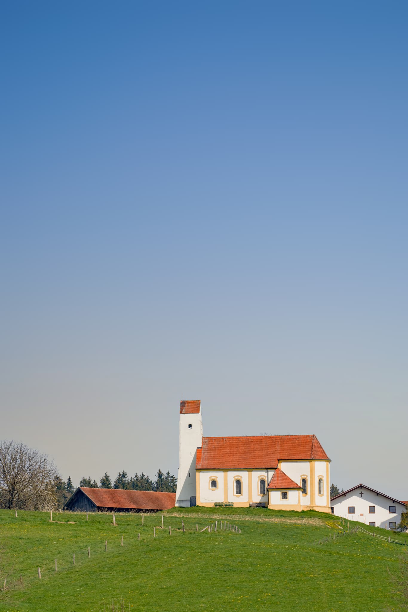 Kirche St. Pankratius in Mettenheim, Landkreis Mühldorf am Inn, Oberbayern, Region Inn-Salzach, Deutschland.