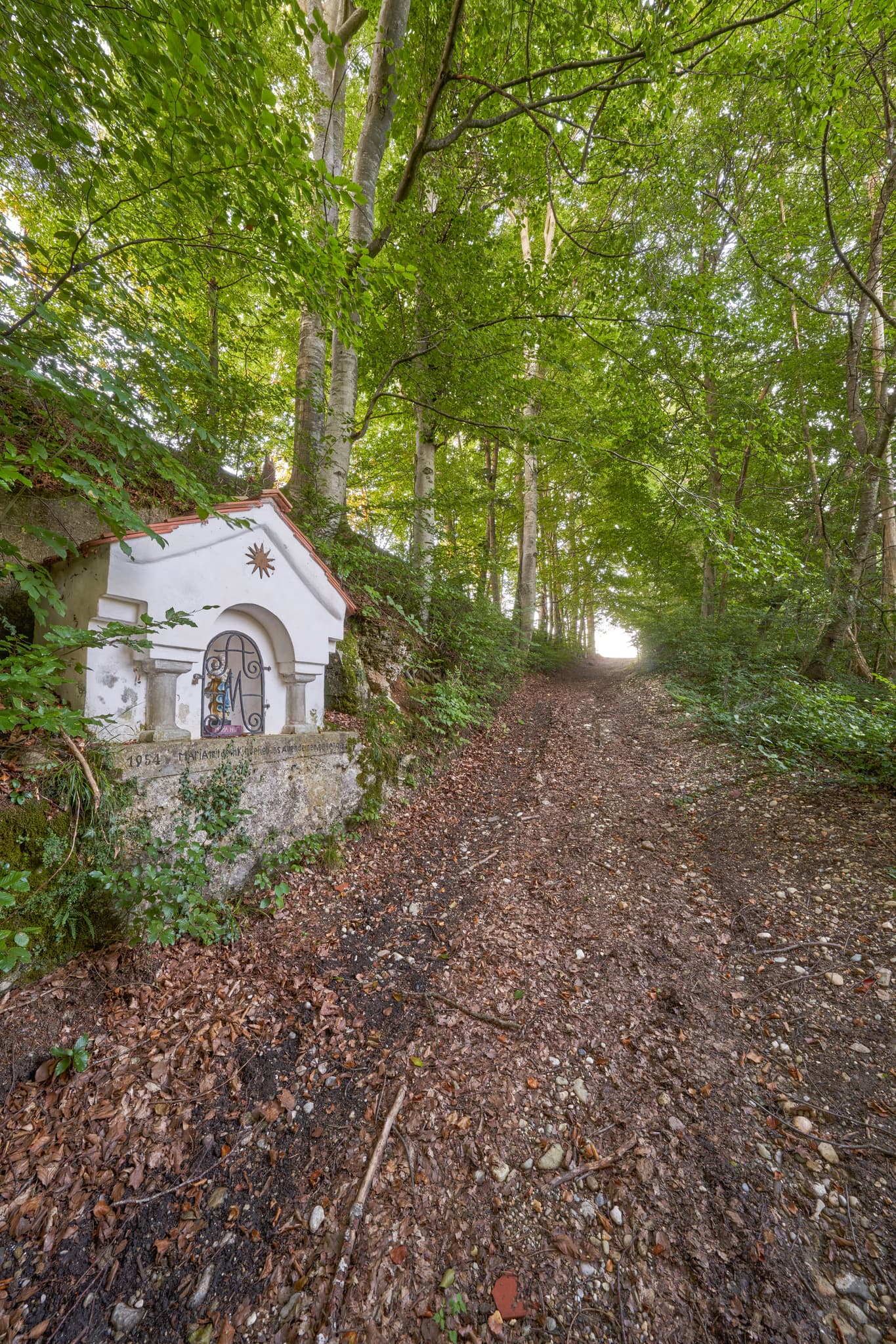 Idyllische Kapelle in Klaffl, Kastl, Landkreis Altötting, Oberbayern, Inn-Salzach, Deutschland. Motiv zeigt Kapelle am Waldweg, umgeben von Bäumen und Natur.