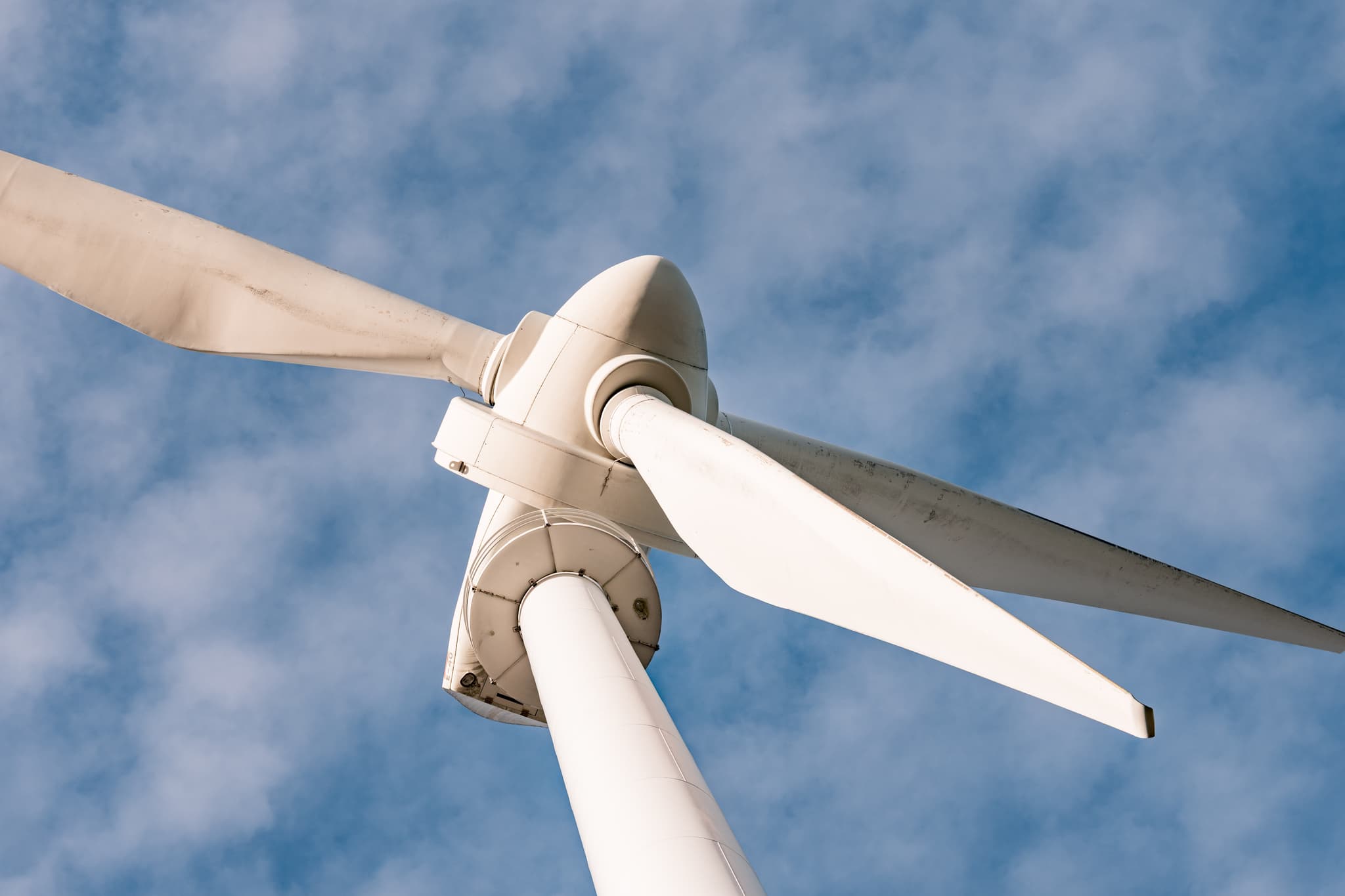 Windpark in Dirnaich, Gemeinde Gangkofen, Landkreis Rottal-Inn, Niederbayern, Deutschland. Dieser Windpark in der Region Holzland erzeugt nachhaltige Energie.