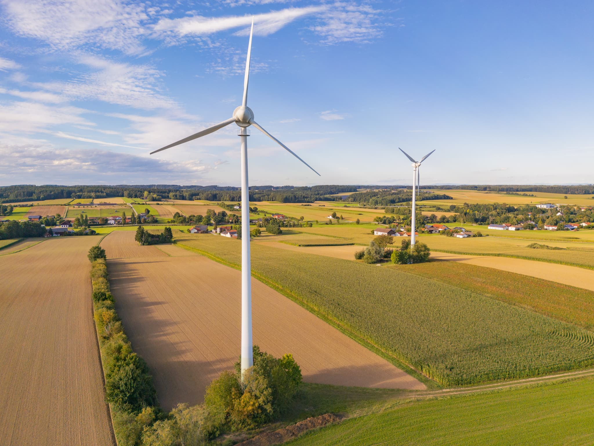 Luftaufnahme Windpark mit zwei Windrädern nahe Dirnaich, Gangkofen, Landkreis Rottal-Inn, Niederbayern. Landschaft mit Feldern im Holzland, Deutschland.