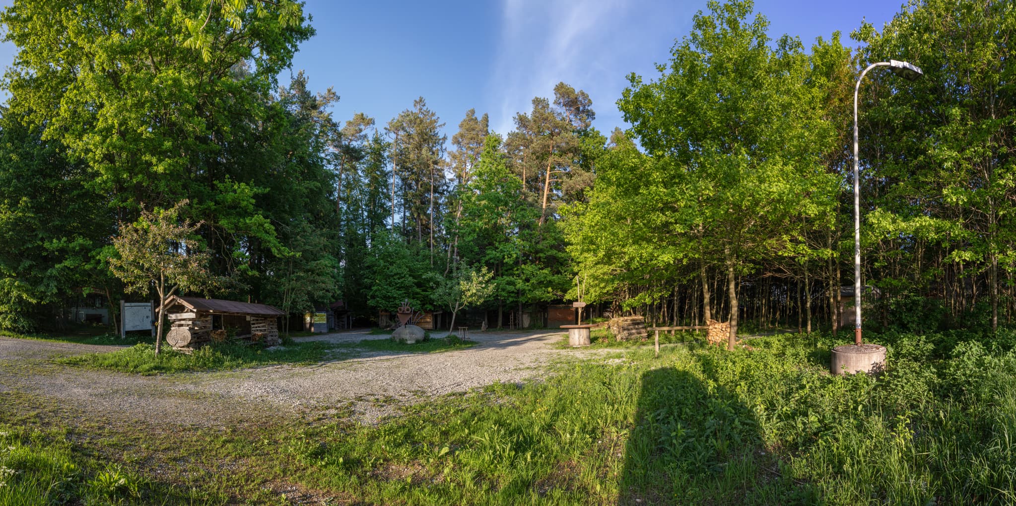 Panoramaansicht der Waldbühne in Halsbach, gelegen im Landkreis Altötting, Oberbayern, Region Inn-Salzach, Deutschland. Ein idyllischer Ort.