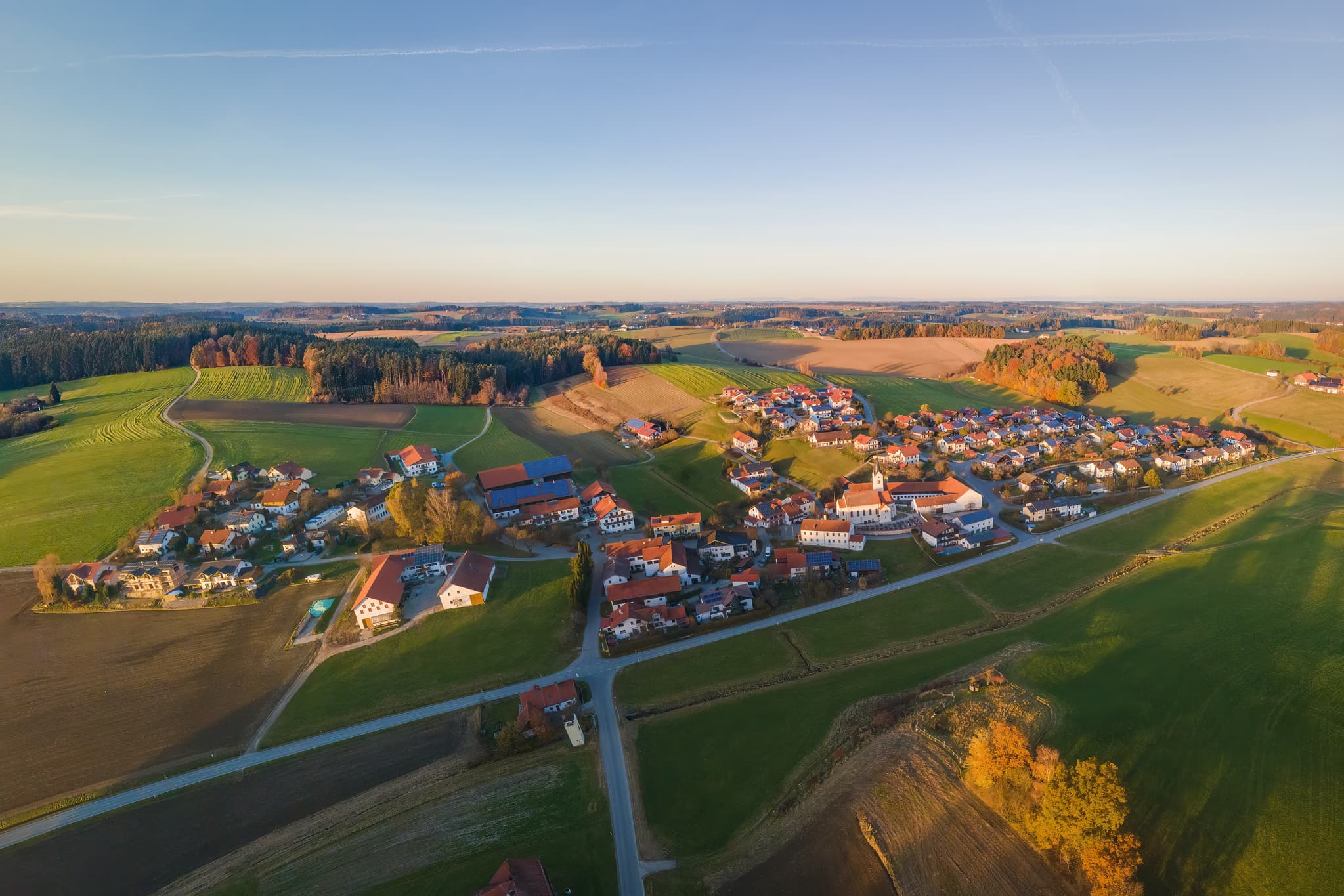 Luftaufnahme von Erlbach, Gemeinde im Landkreis Altötting, Oberbayern. Zeigt die ländliche Inn-Salzach Region in Deutschland mit Häusern, Feldern und Wäldern