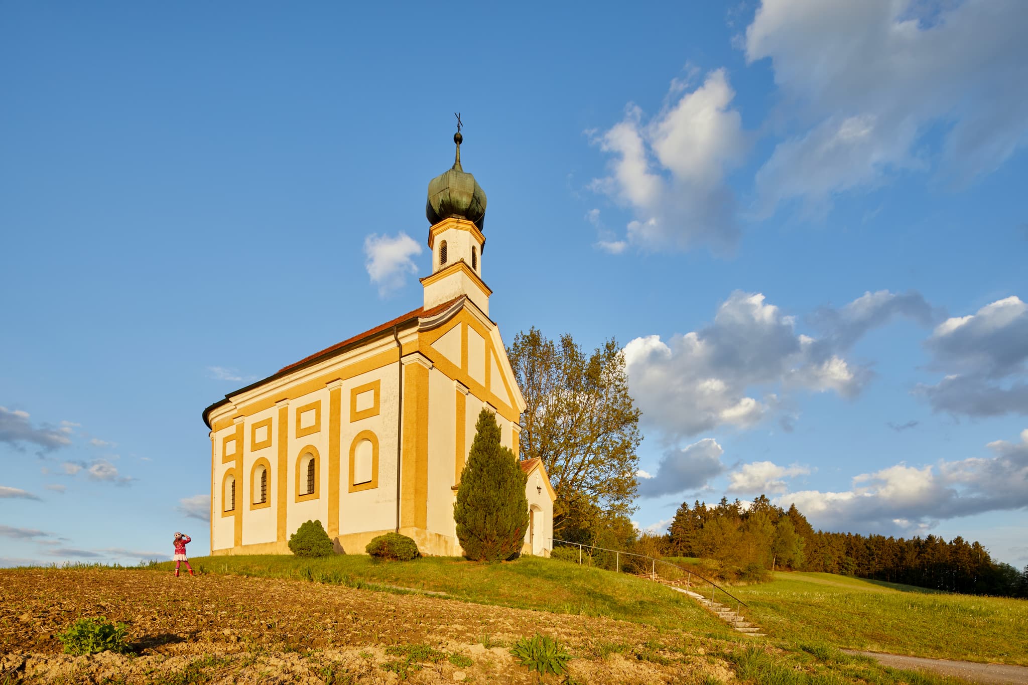 Niederaich Kirche in Pleiskirchen, Landkreis Altötting, Oberbayern, Inn-Salzach, Bayern, Deutschland. Kirche im schönen Licht auf einer Wiese.