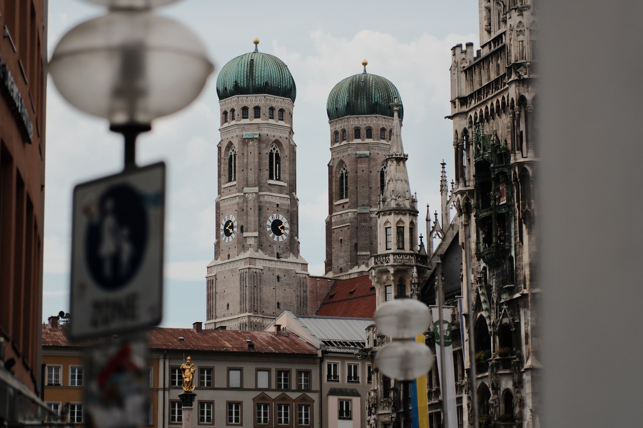 Blick auf die Frauenkirche über den Marienplatz in München, Street Photography mit Fujifilm X-H2 und Samyang 75mm f1.8