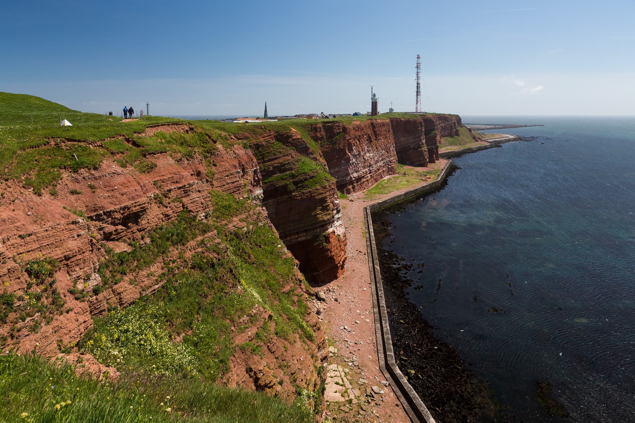 Küstenblick auf die roten Klippen der Insel Helgoland, gelegen an der Deutschen Nordseeküste in Schleswig-Holstein, Deutschland, im Landkreis Pinneberg.