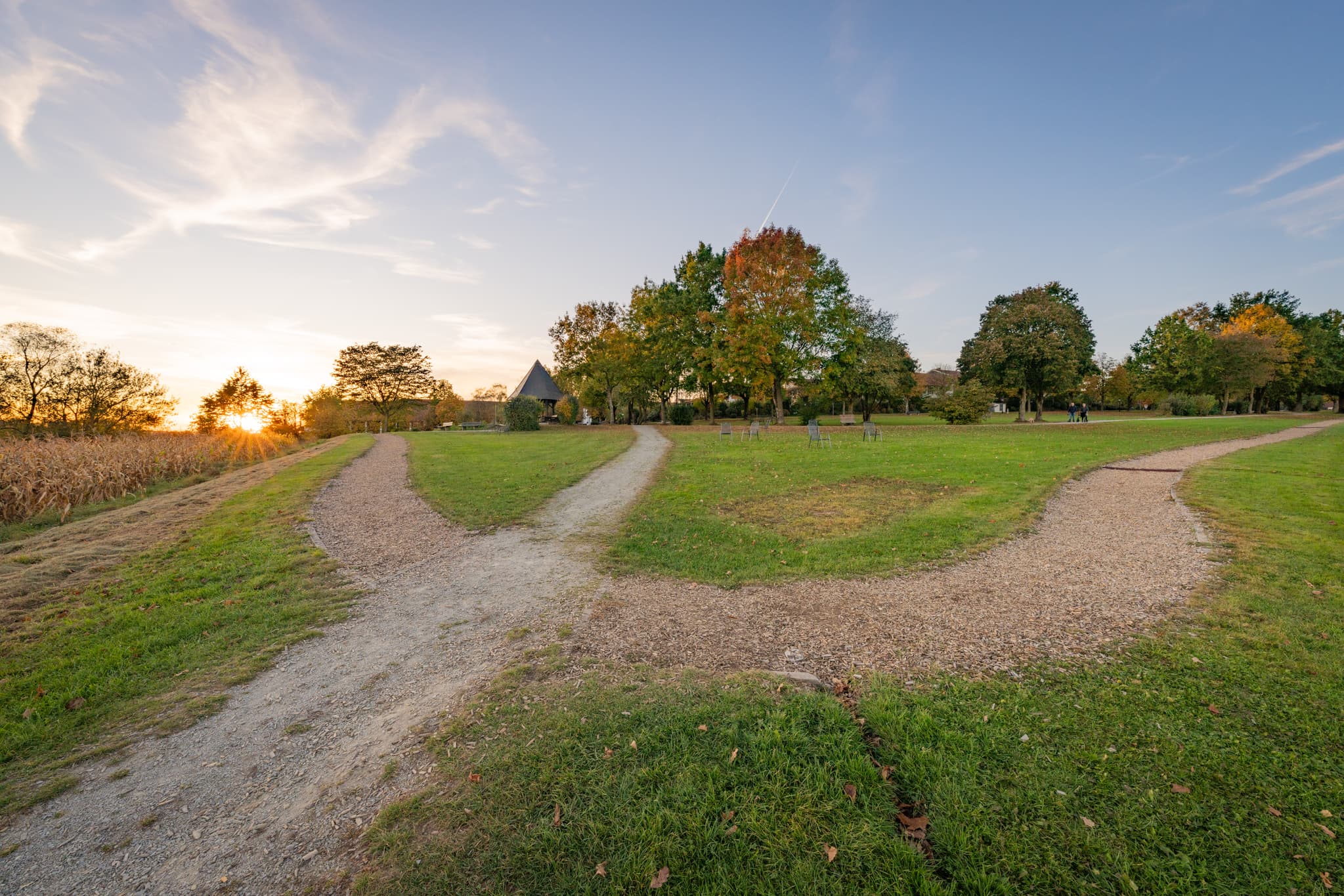 Sonnenuntergang im Kurpark Bad Griesbach, Landkreis Passau. Herbstliche Stimmung in der niederbayerischen Bäderregion Rottal. Genießen Sie die Natur.