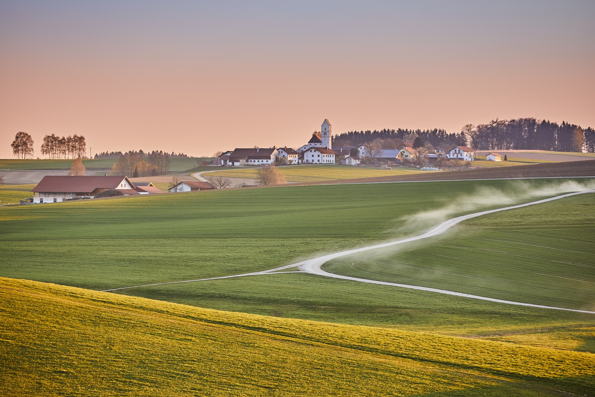 Landschaftsbild von Ecking im Landkreis Altötting, Oberbayern, Region Inn-Salzach, Deutschland. Die Aufnahme zeigt die ländliche Umgebung bei Sonnenuntergang.