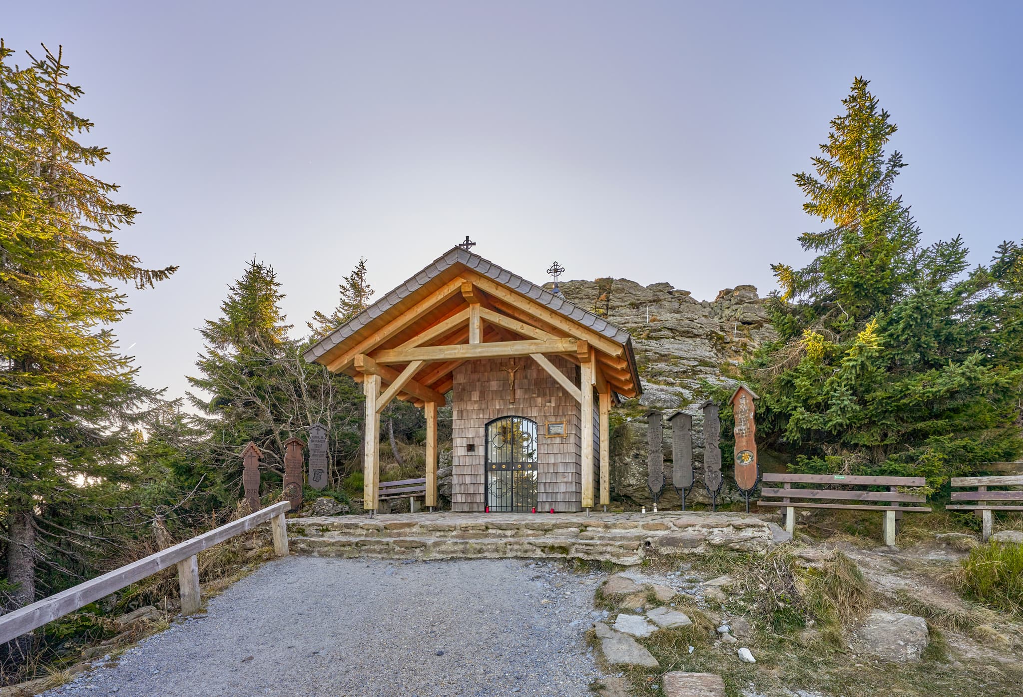 Bergkapelle am Großen Arber, Bayerisch Eisenstein, Regen, Niederbayern, Bayerischer Wald nahe Bodenmais, Deutschland, Berglandschaft mit Gedenktafeln.