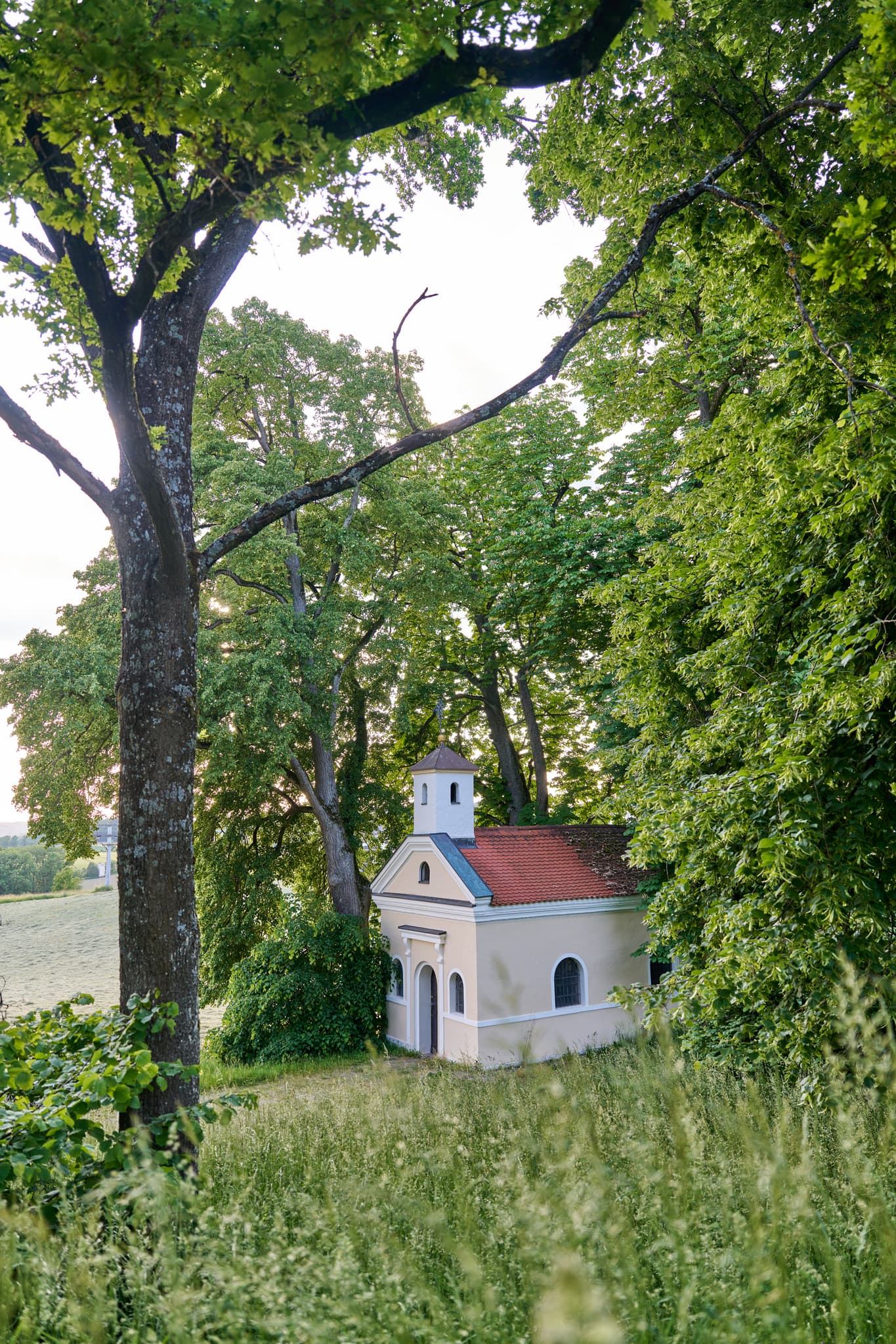 Idyllische Bräukapelle in Bad Griesbach im Rottal, Landkreis Passau, Niederbayern, Deutschland. Herbstliche Farben umgeben das historische Gebäude.