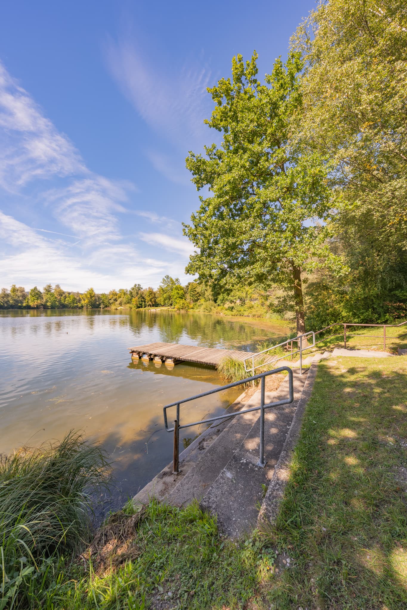 Badesee bei Kirchdorf am Inn, Rottal-Inn, Niederbayern, Deutschland. Idyllische Naturlandschaft im Bäderdreieck mit Steg. Ideal für Sommer-Erholung.