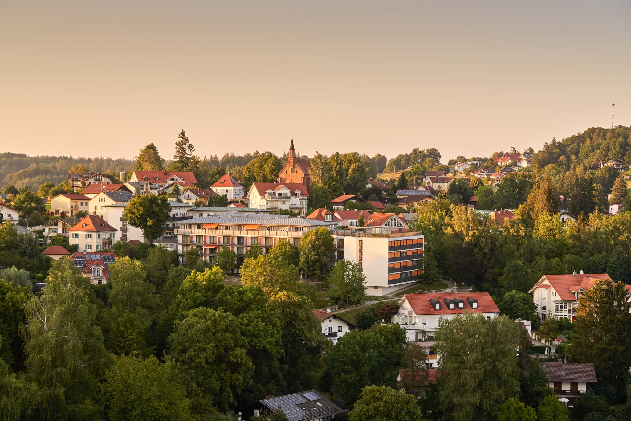 Aussicht auf die Stadt Bad Griesbach von der Pfarrkirche Heilige Familie. Niederbayern, Niederbayern, Inn-Salzach, Bayern, Deutschland, Kronberger Kirche