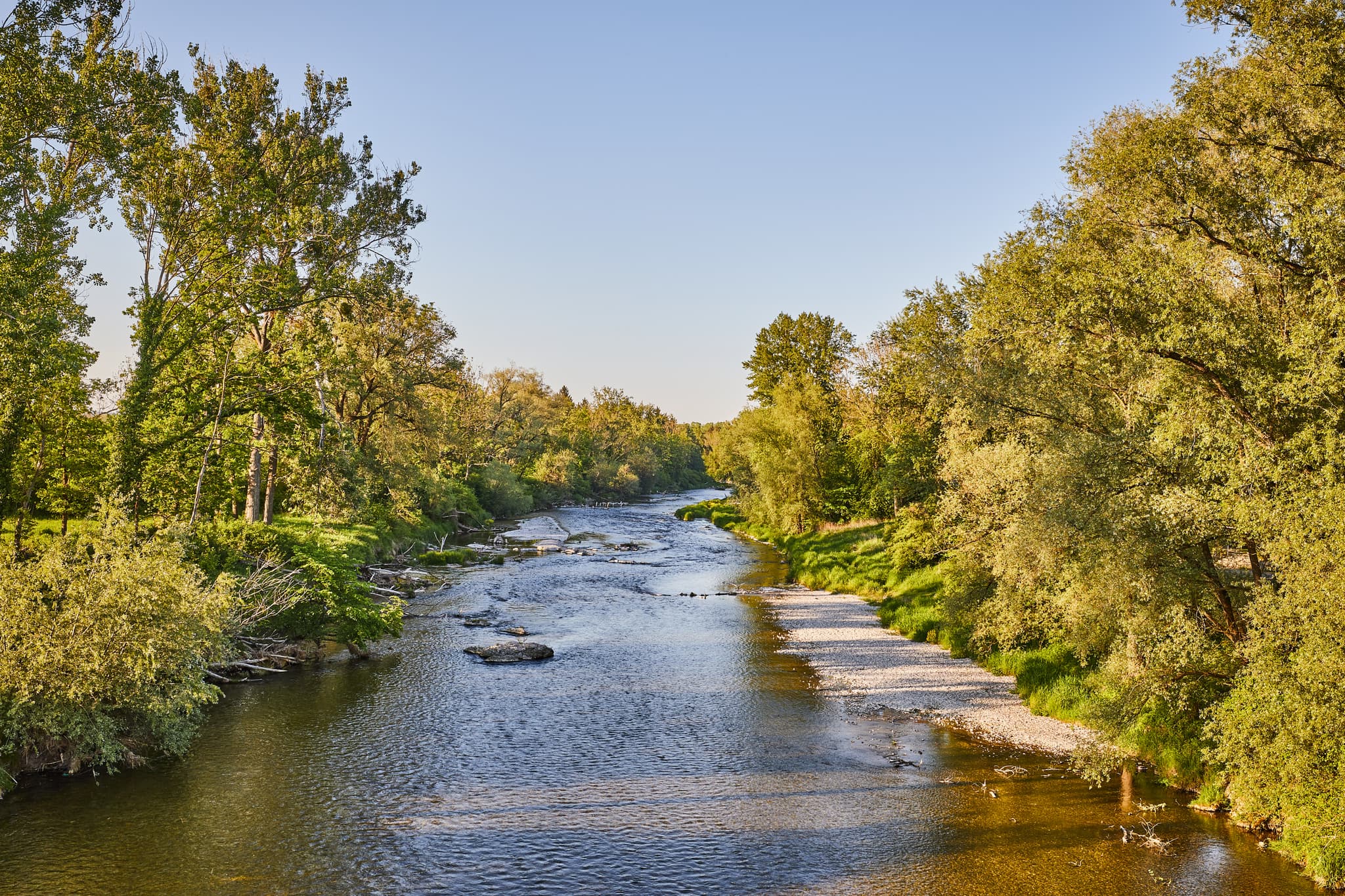 Die Alz bei Hohenwart, Emmerting, Altötting, Oberbayern, Inn-Salzach, Deutschland.Landschaft mit grünen Ufern und Baumreihen.
