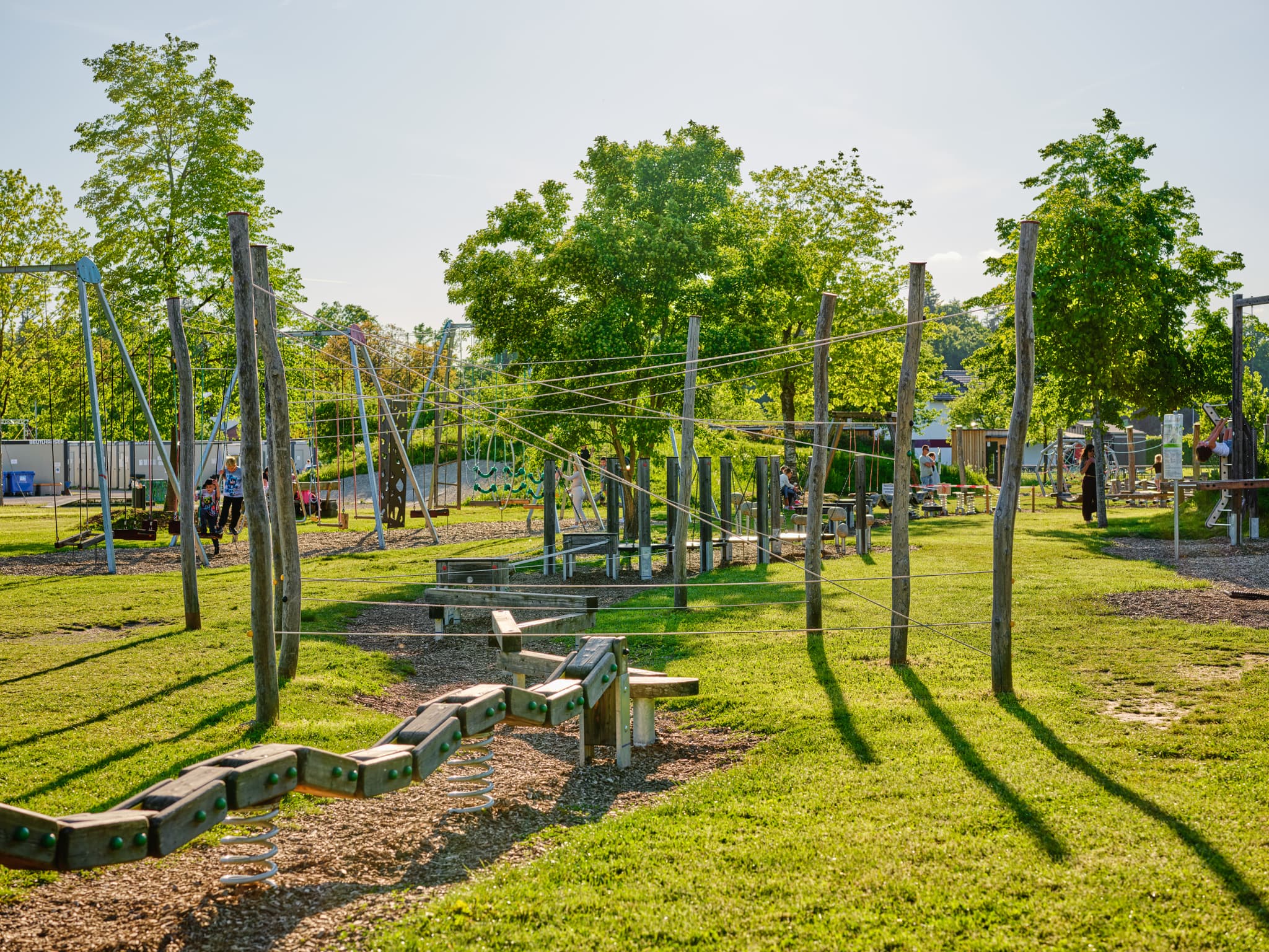 Der Motorikpark Spielplatz in Lindach, einem Ortsteil von Burghausen im Landkreis Altötting, Oberbayern, bietet vielfältige Bewegungsmöglichkeiten.