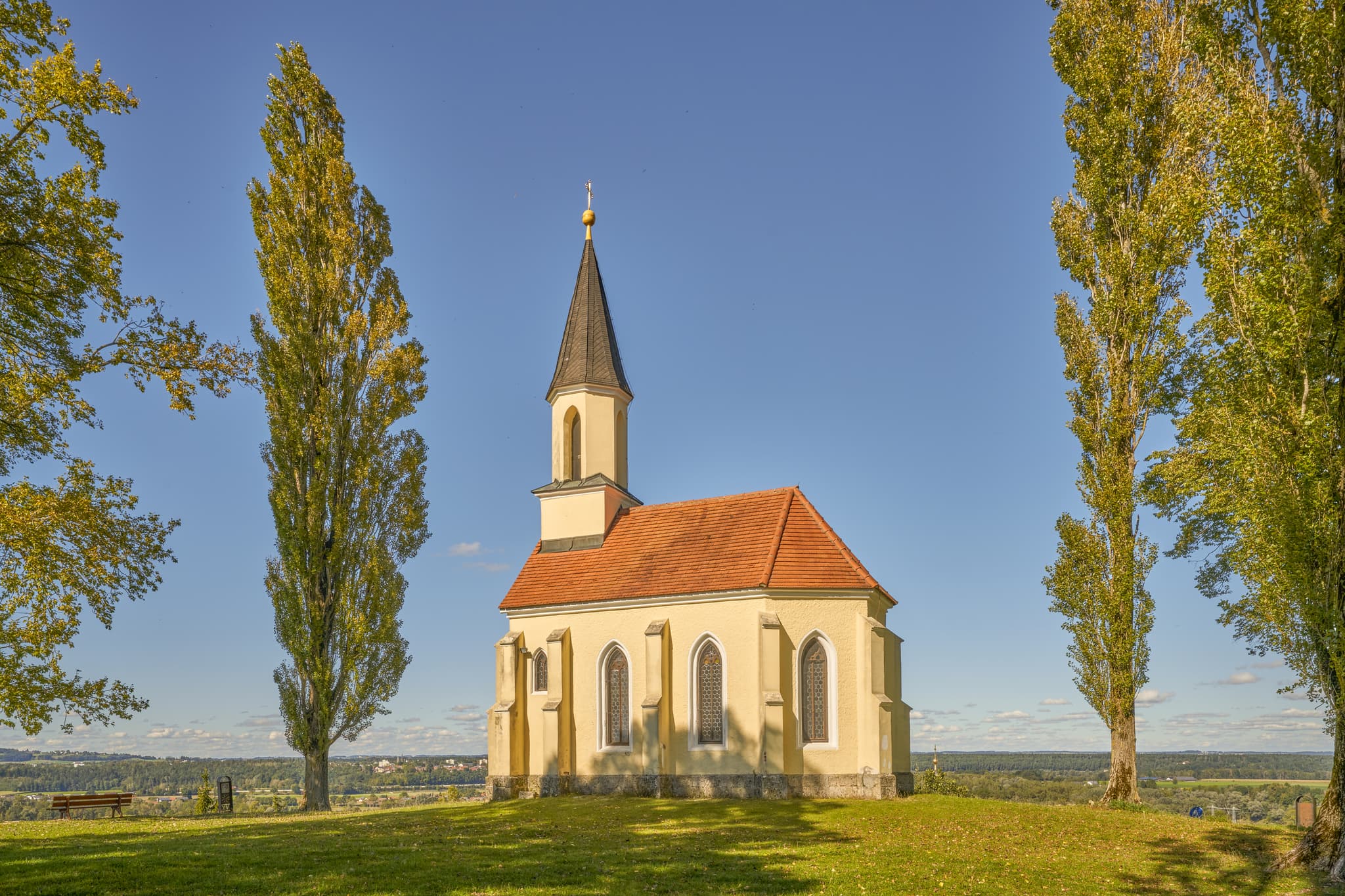 Die Kapelle St. Georg auf dem Schlossberg in Kraiburg am Inn im Landkreis Mühldorf am Inn, Oberbayern, Deutschland. Weiter Blick über die Inn-Salzach Region.
