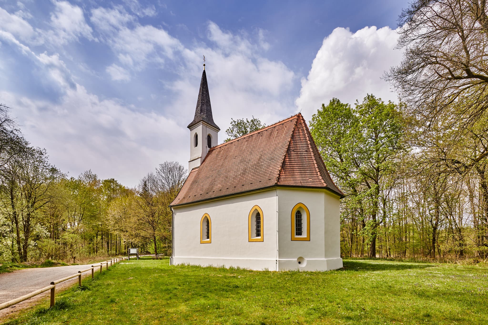 Die Hampersberg Kirche außen in Erharting, Landkreis Mühldorf am Inn, Oberbayern, ist ein beeindruckendes Fotomotiv der Region Inn-Salzach in Deutschland.