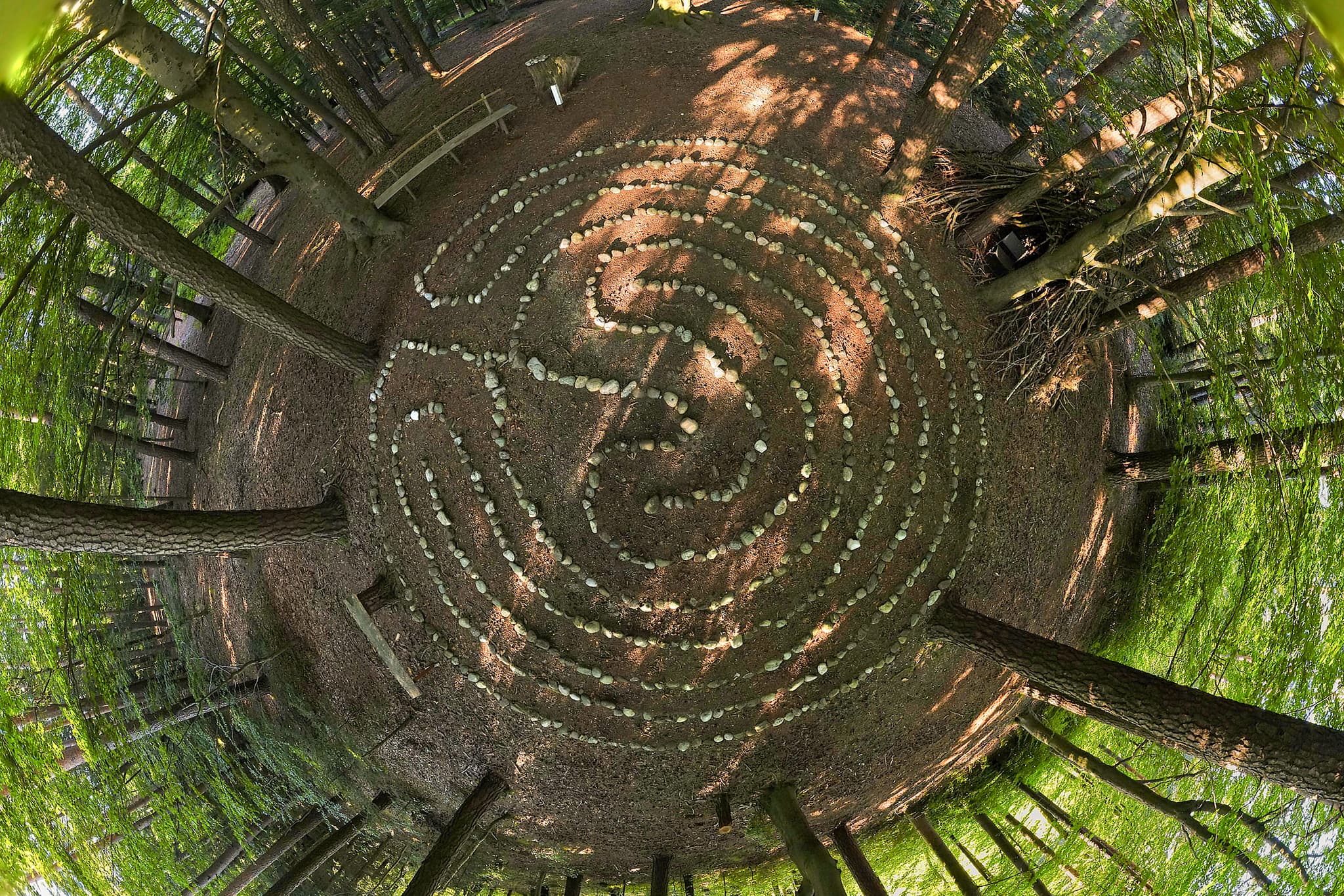 Steinlabyrinth im Wald nahe Schildthurn, Zeilarn, Landkreis Rottal-Inn. Eine beeindruckende Anlage in der Region Holzland, Niederbayern, Deutschland.