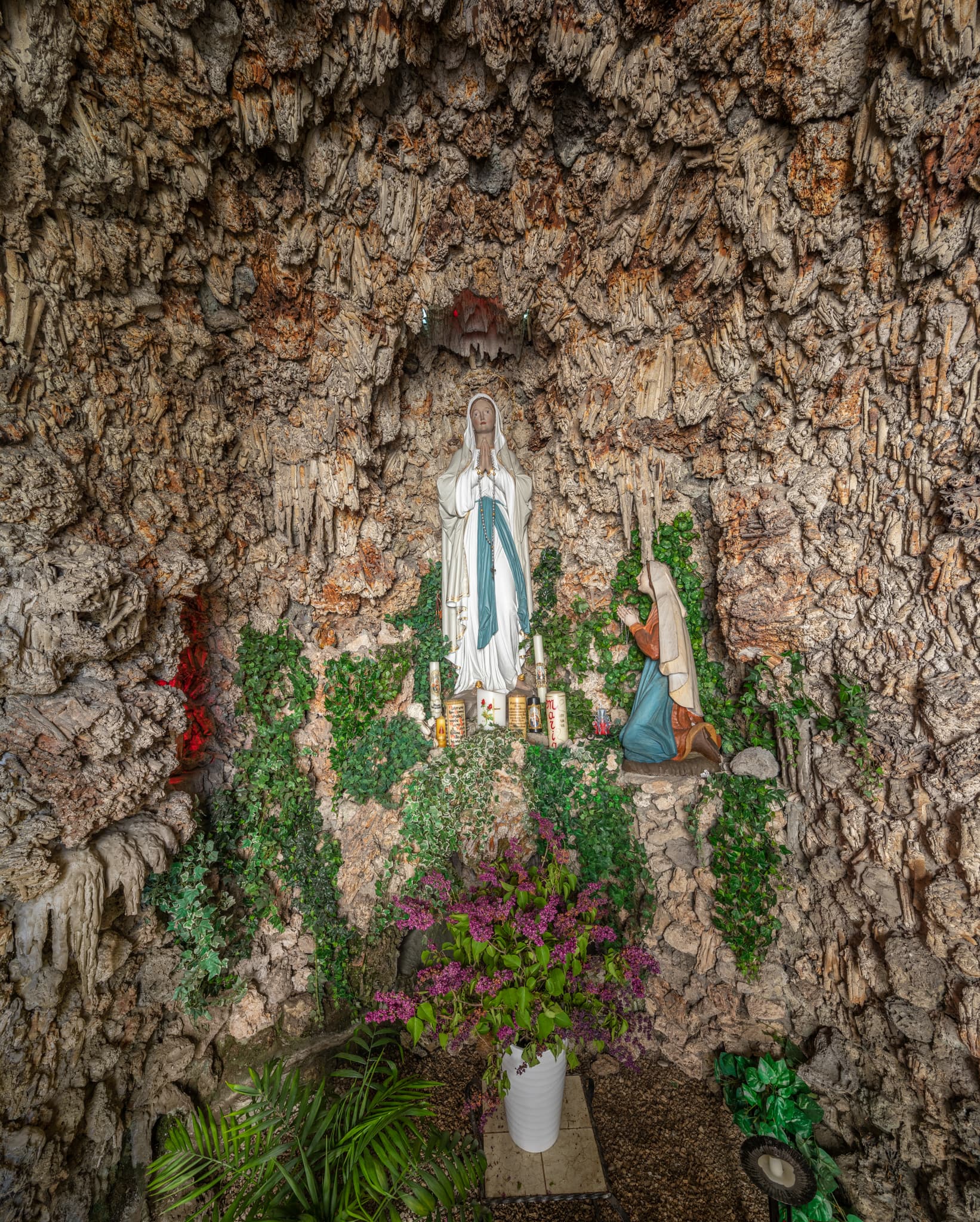 Mariengrotte der Ramsau Kirche St. Maria Loreto in Reichertsheim, Landkreis Mühldorf am Inn, Oberbayern.