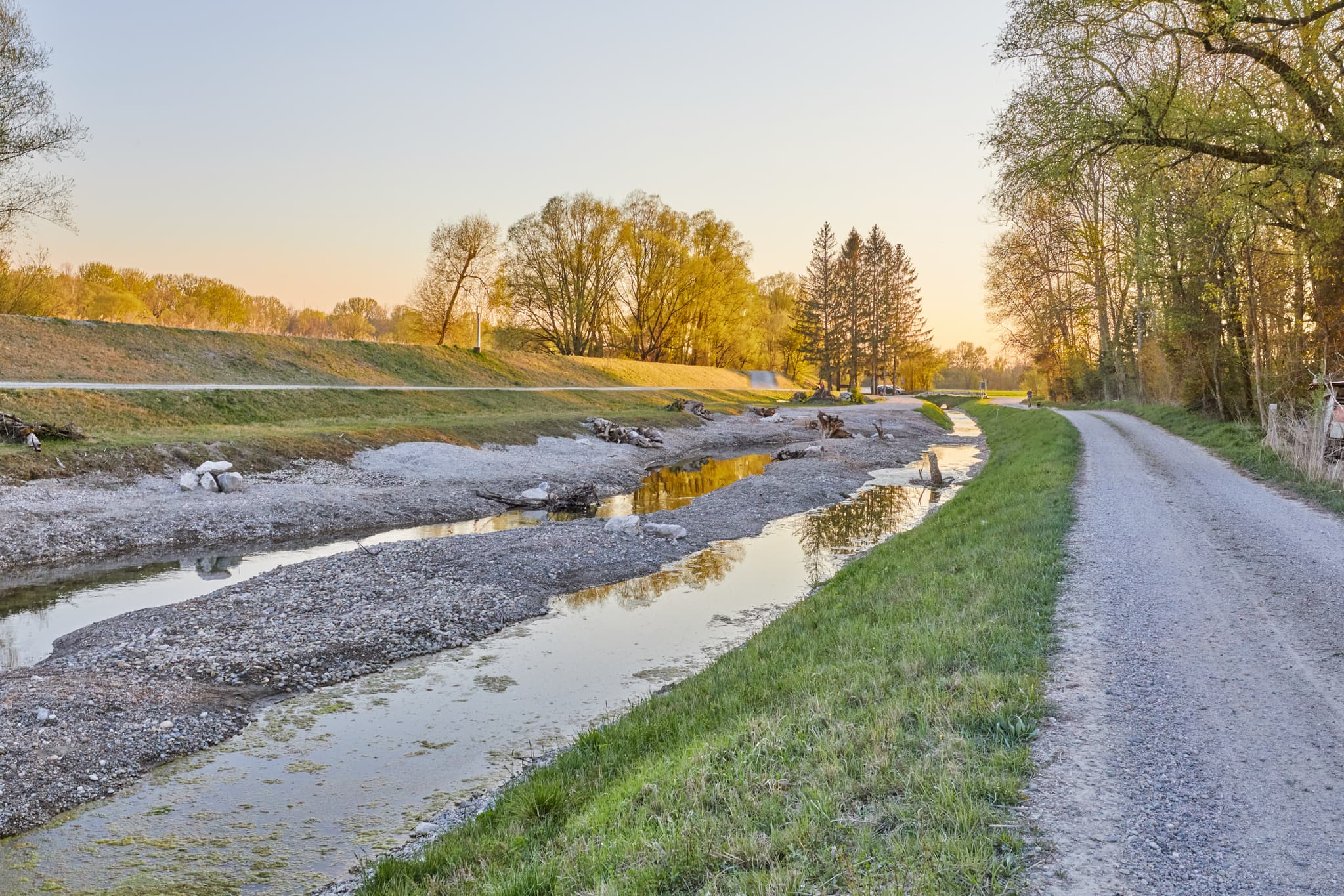 Radweg am Peracher Badesee entlang des Steinbach. Landschaft mit Bachlauf, Gemeinde Perach, Landkreis Altötting, Oberbayern, Region Inn-Salzach, Deutschland.
