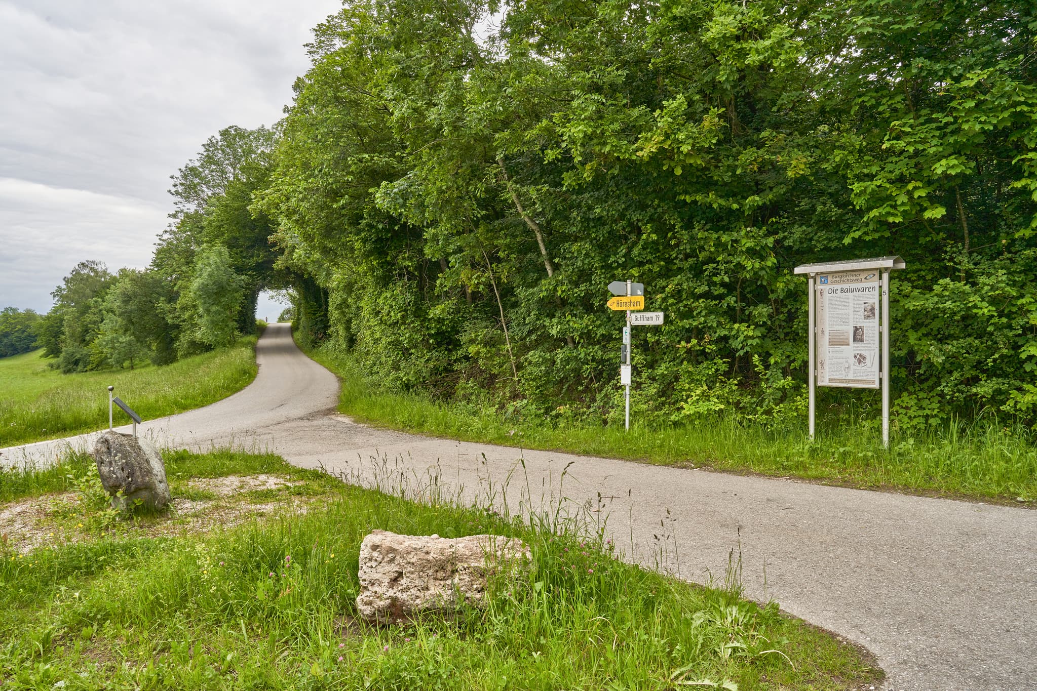 Ländlicher Weg in Höresham-Gufflham, Burgkirchen, Altötting, Oberbayern. Geschichtsweg Planetenweg durch Natur der Inn-Salzach Region. Infotafel, Gabelung.