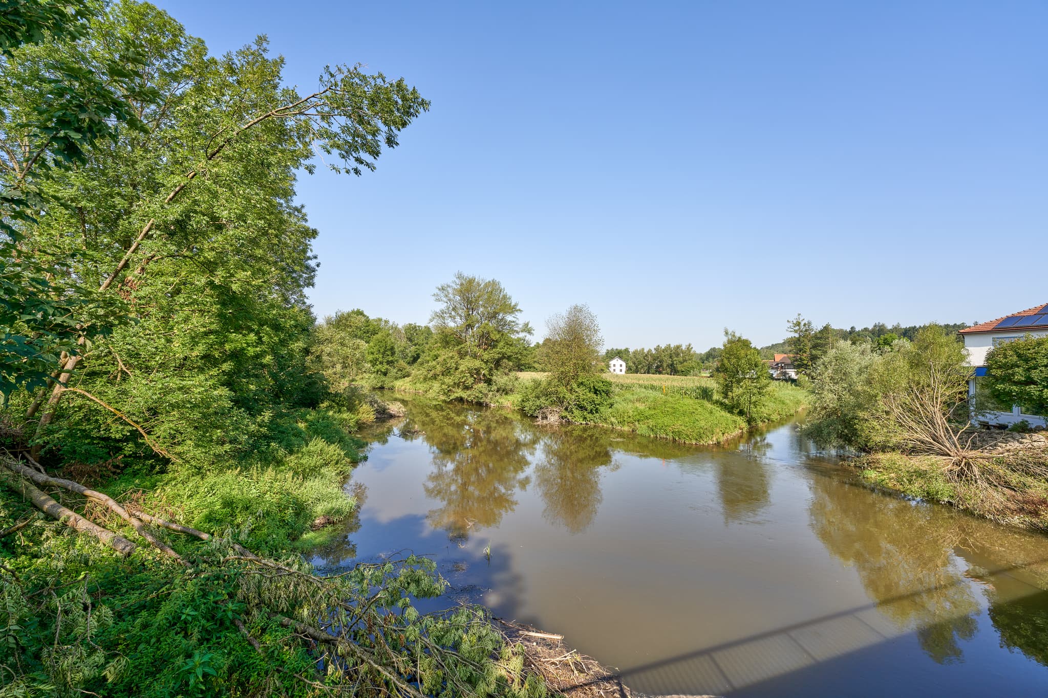 Idyllische Isen Brücke Aussicht in Erharting, Landkreis Mühldorf am Inn, Oberbayern, Deutschland. Malerische Inn-Salzach Landschaft mit Fluss und viel Grün.