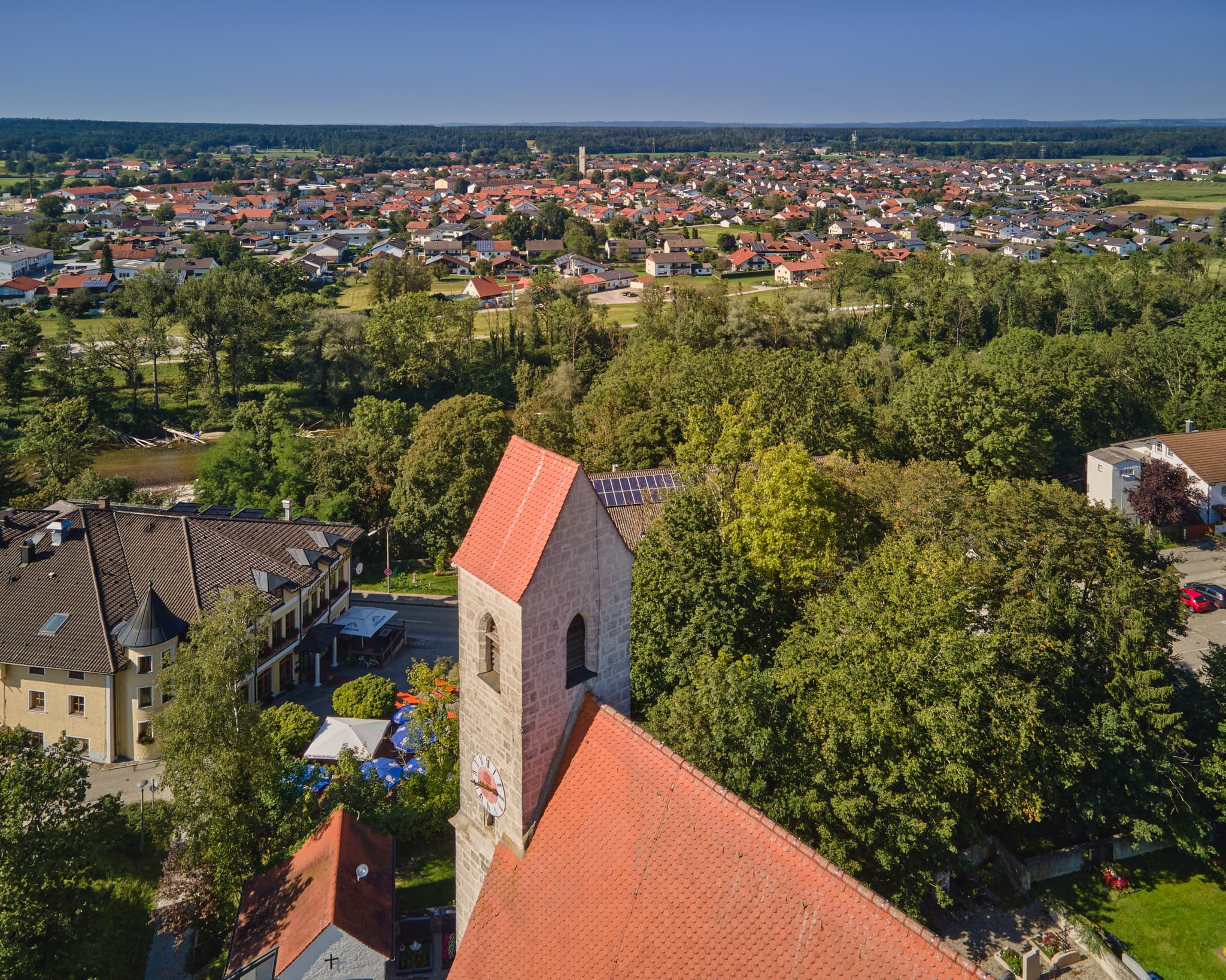 Nebenkirche St. Nikolaus in Hohenwart, Mehring, Altötting, Oberbayern. Das Bild zeigt das Gotteshaus und die umliegende Inn-Salzach-Landschaft in Deutschland.