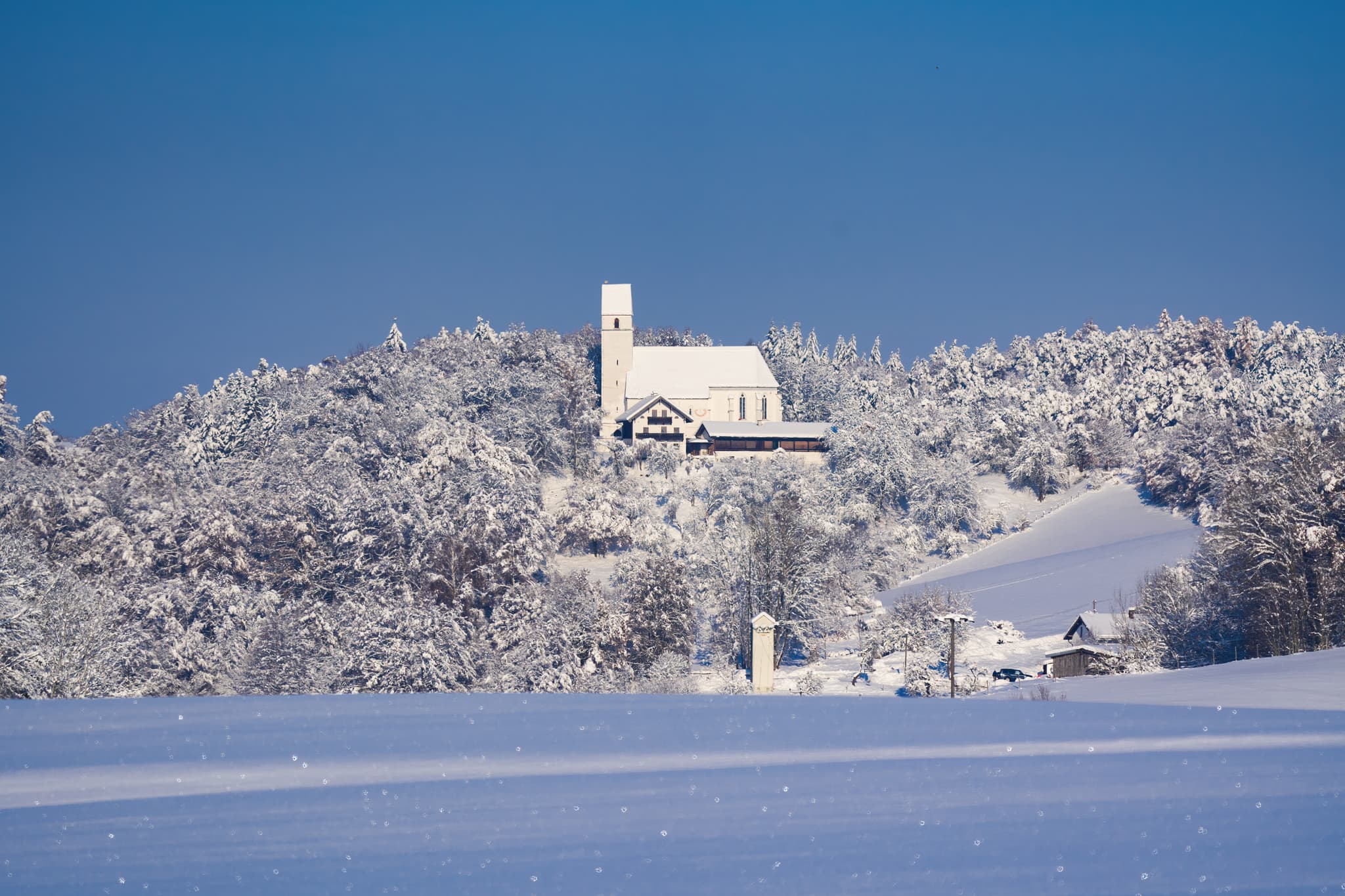 Winterlandschaft in Steinhausen, Gemeinde Erlbach im oberbayerischen Landkreis Altötting, Region Südostbayern.