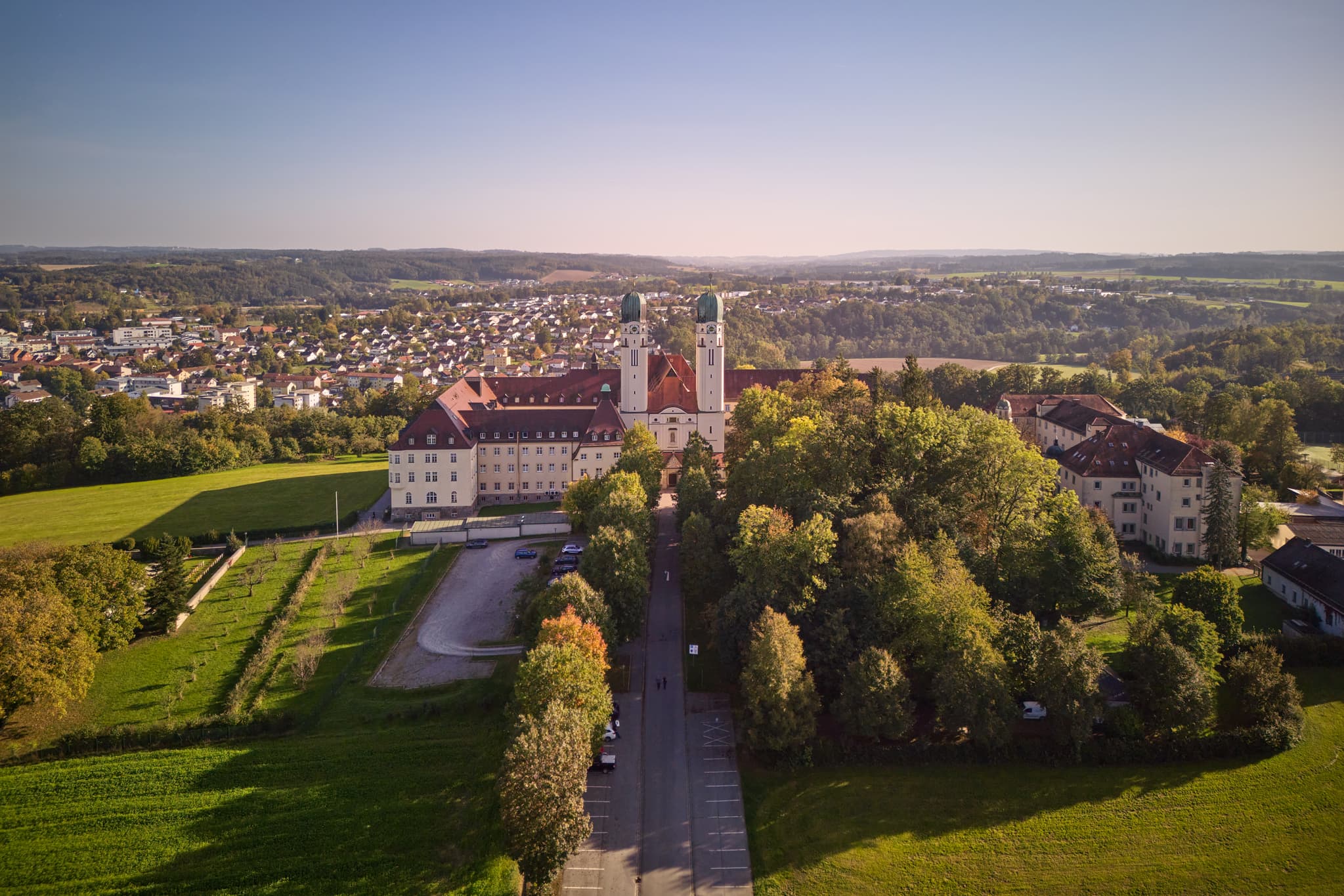 Abtei Kloster Schweiklberg bei Vislhofen, Landkreis Passau, Niederbayern. Bauwerk im Bayerischen Wald, Deutschland, in naturnaher Umgebung.