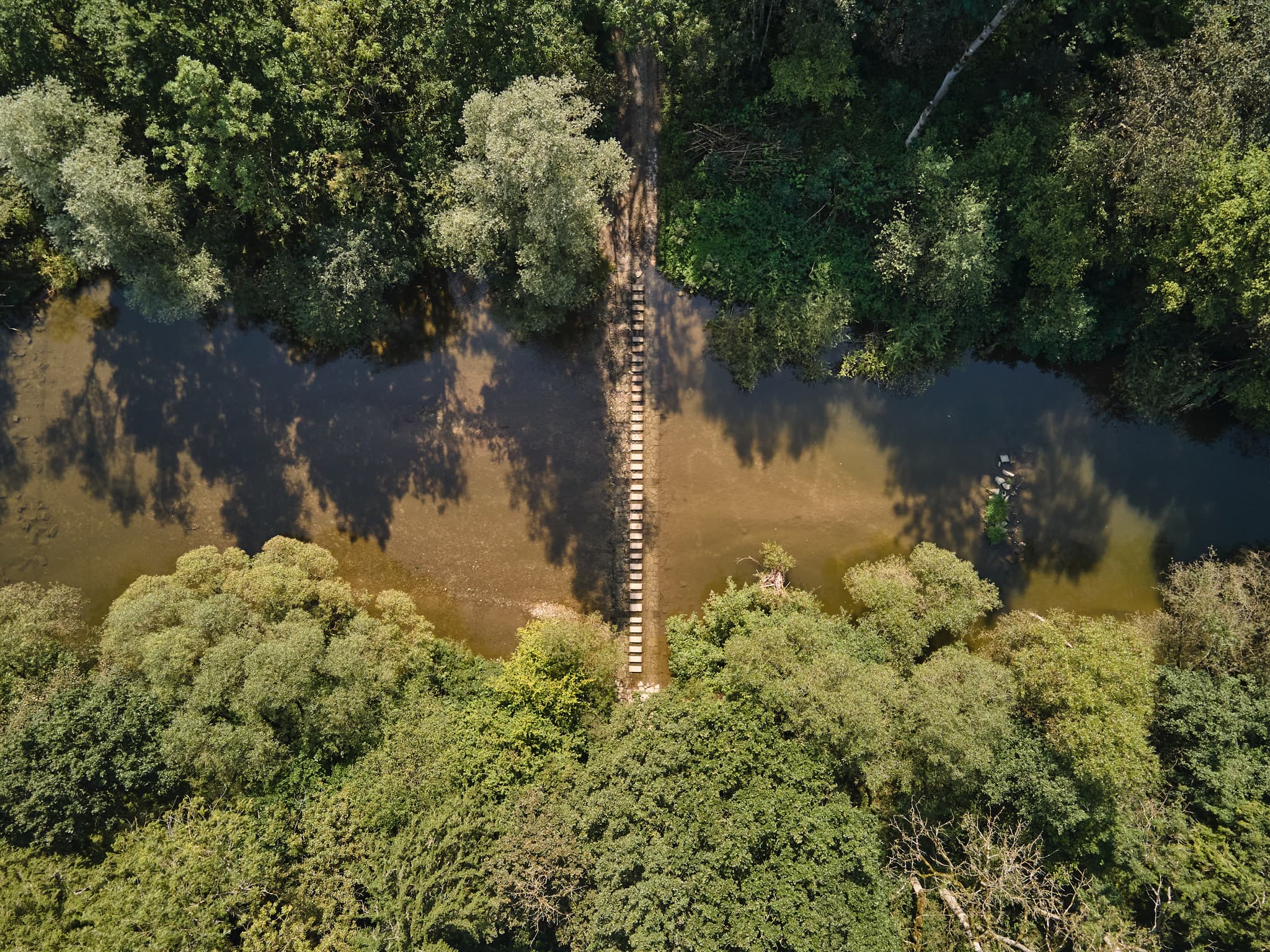 Blick von oben auf Isen Pilgerweg Trittsteine über Fluss. Naturlandschaft in Lindloh, Winhöring, Altötting, Oberbayern, Inn-Salzach, Deutschland.