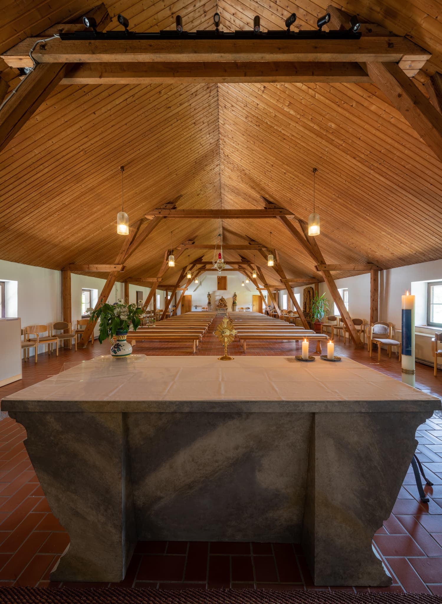 Besuchen Sie das Bruder Konrad Geburtshaus in Parzham bei Bad Griesbach. Entdecken Sie die beschauliche Kirche inmitten der malerischen Landschaft.