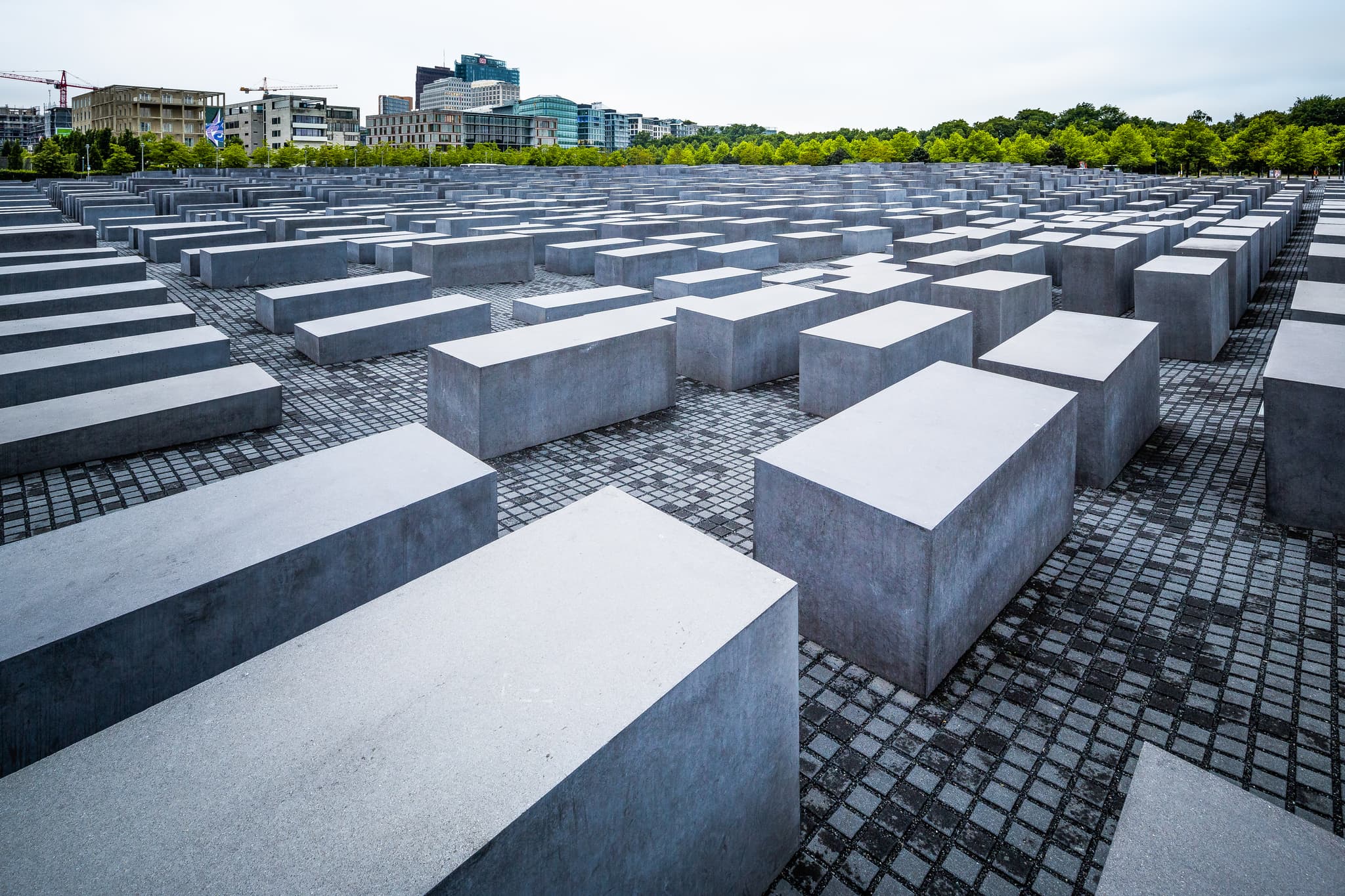 Das Hollocaustmahnmal, ein bedeutendes Denkmal, befindet sich im Stadtraum Berlin, Hauptstadt und Bundesland Deutschlands. Es ehrt die Opfer des Holocaust.