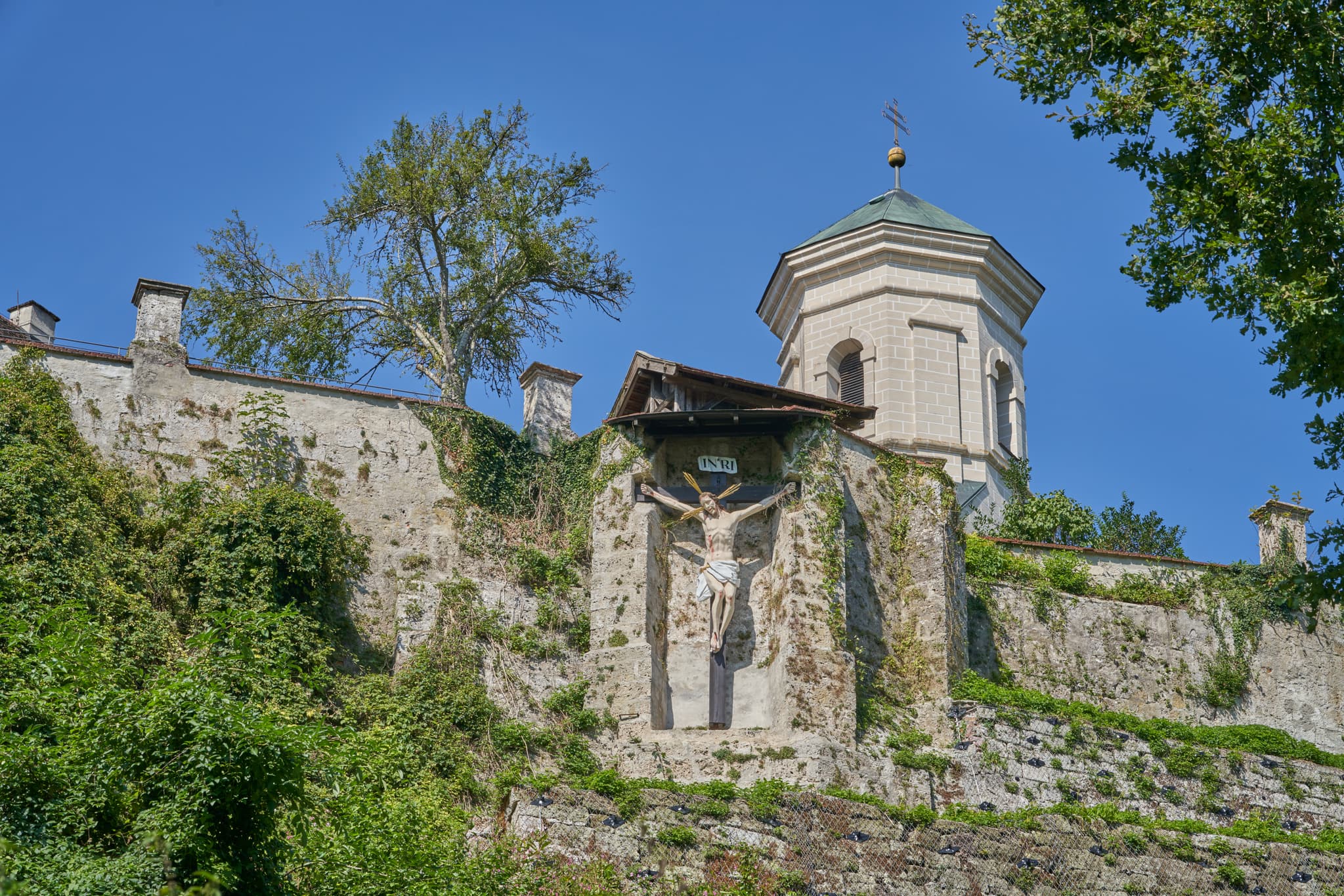 Kreuzigungsgruppe am Marienweg in Raitenhaslach, Gemeinde Burghausen, Landkreis Altötting, Regierungsbezirk Oberbayern, Region Inn-Salzach, Bayern, Deutschland.