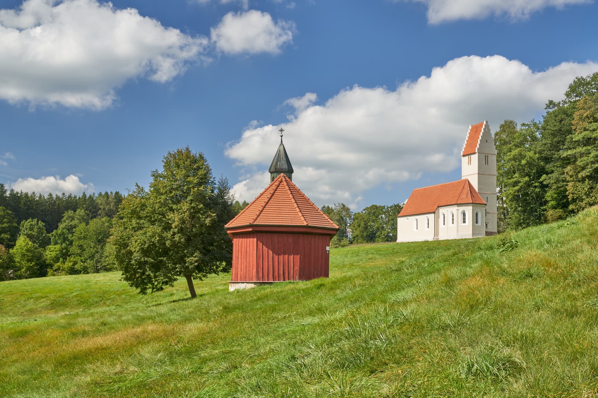 Sigrün Kirche und Corona Kapelle in Pleiskirchen, Altötting, Oberbayern, Inn-Salzach, Bayern, Deutschland. Historische Kirchengebäude in ländlicher Umgebung.