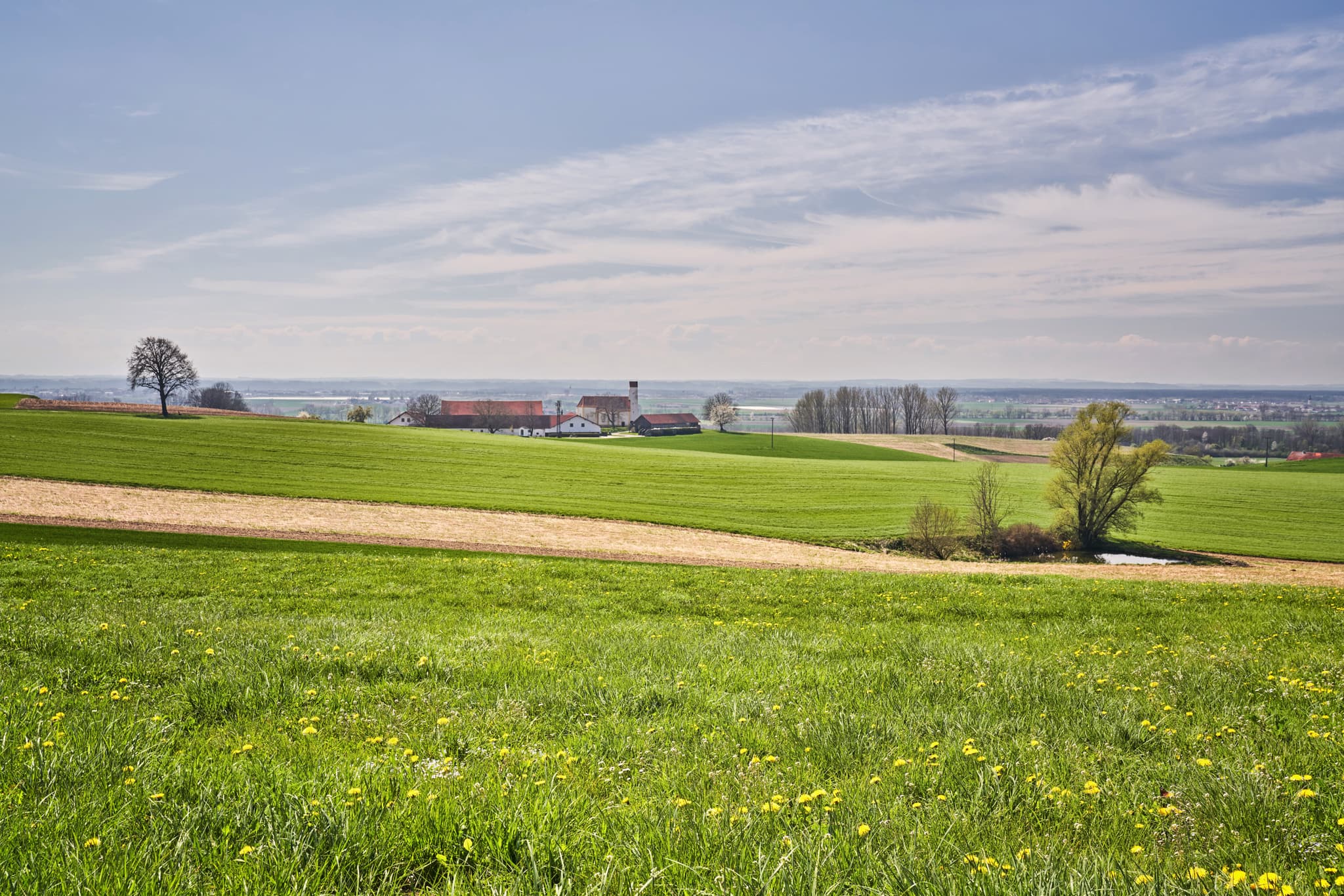 Idyllische Aussicht auf Kirchisen Sankt Pankratius bei Mettenheim, Landkreis Mühldorf am Inn, Oberbayern. Eine malerische Landschaft in der Region Inn-Salzach.