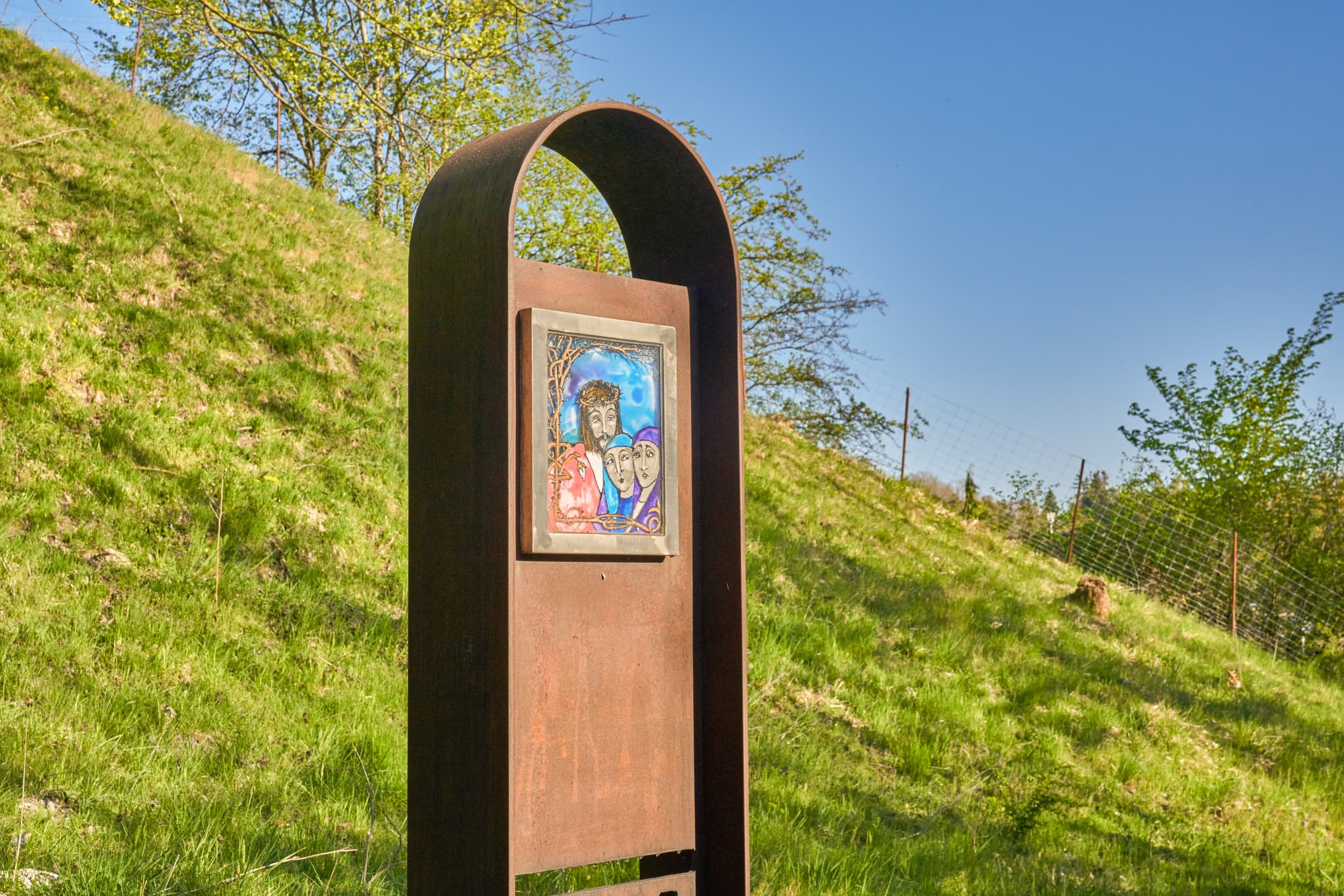 Eine Kreuzweg Station mit religiösem Motivauf dem Schlossberg, Kraiburg, im Landkreis Mühldorf am Inn, Oberbayern, Region Inn-Salzach, Deutschland.
