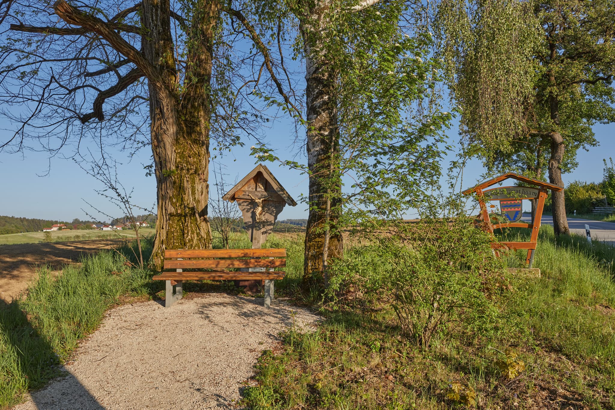 Ruheplatz an der Hauptstraße in Atzberg, Gemeinde Mitterskirchen, Landkreis Rottal-Inn, Niederbayern, Bayern, Deutschland.
