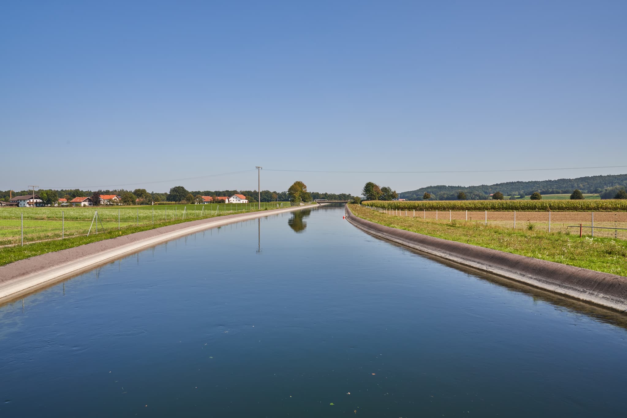 Blick auf den Alzkanal am Wolfgangweg in Mehring, Landkreis Altötting, Oberbayern, Deutschland. Die ländliche Landschaft im Inn-Salzach-Gebiet.