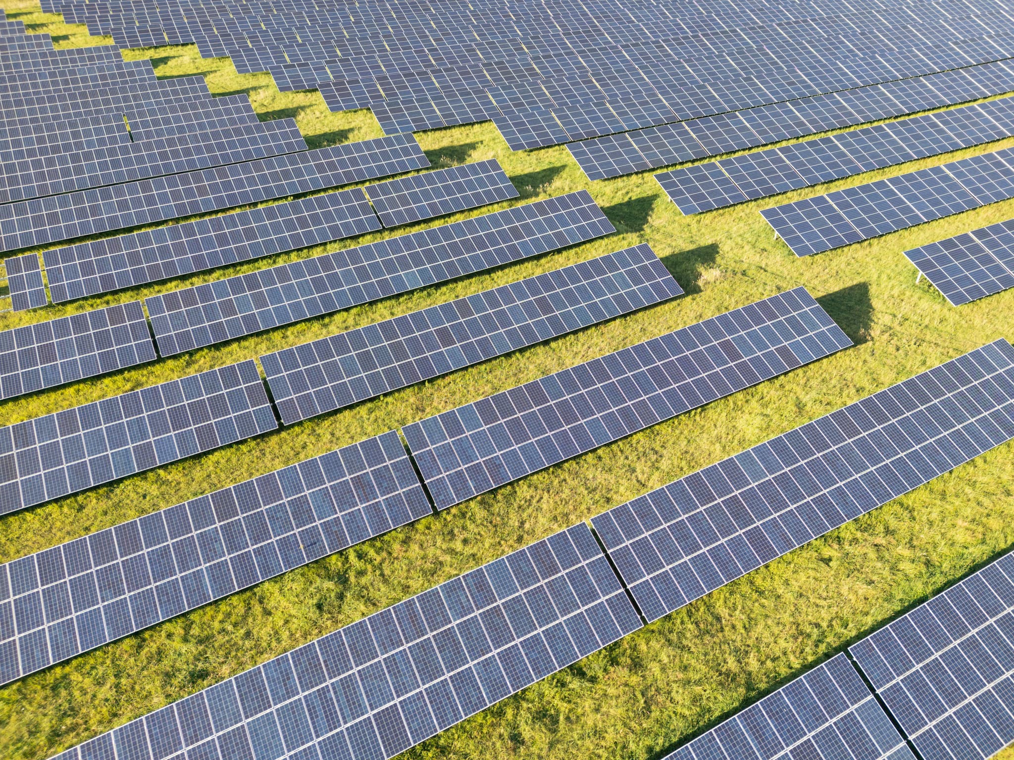 PV-Freiflächenanlage bei Ering am Inn, Landkreis Rottal-Inn, Niederbayern. Solaranlage zur Stromerzeugung auf Wiesenflächen im Holzland, Deutschland.