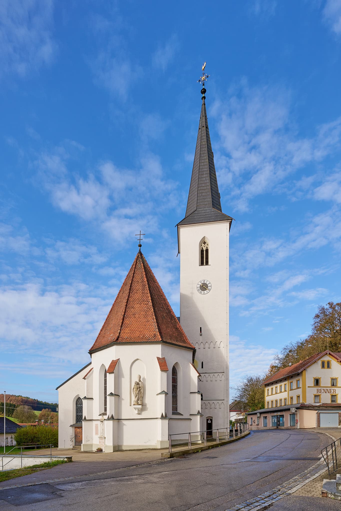 Die Pfarrkirche St. Martinus in Zeilarn, Rottal-Inn, Niederbayern, ist ein markantes Bauwerk im Holzland. Sie prägt das Orts- und Landschaftsbild.