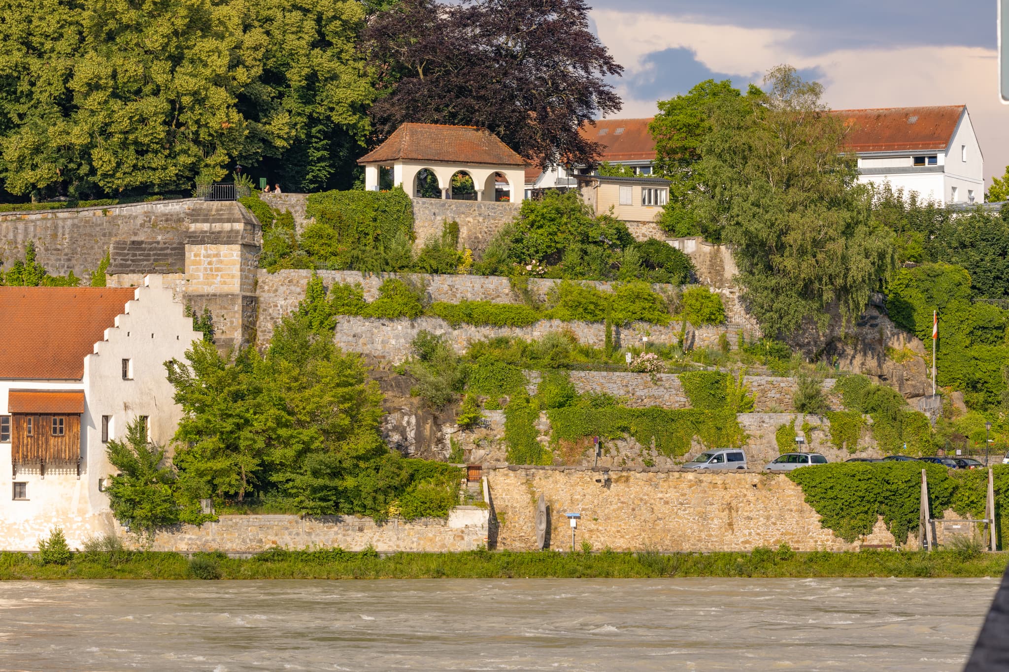 Atemberaubender Blick auf den Schlosspark Schärding von Neuhaus am Inn aus. Erleben Sie die Schönheit des Innviertels in Oberösterreich, Österreich.