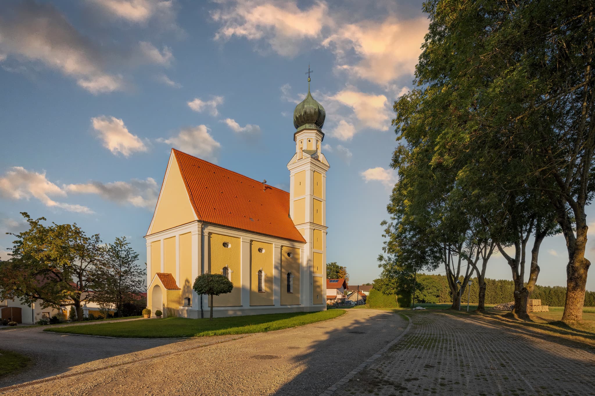 Kirche Maria Heimsuchung in Langwinkl, Gemeinde Bayerbach, Landkreis Rottal-Inn, Niederbayern, Holzland, Bäderdrieck. Kirche mit angrenzendem Vorplatz.
