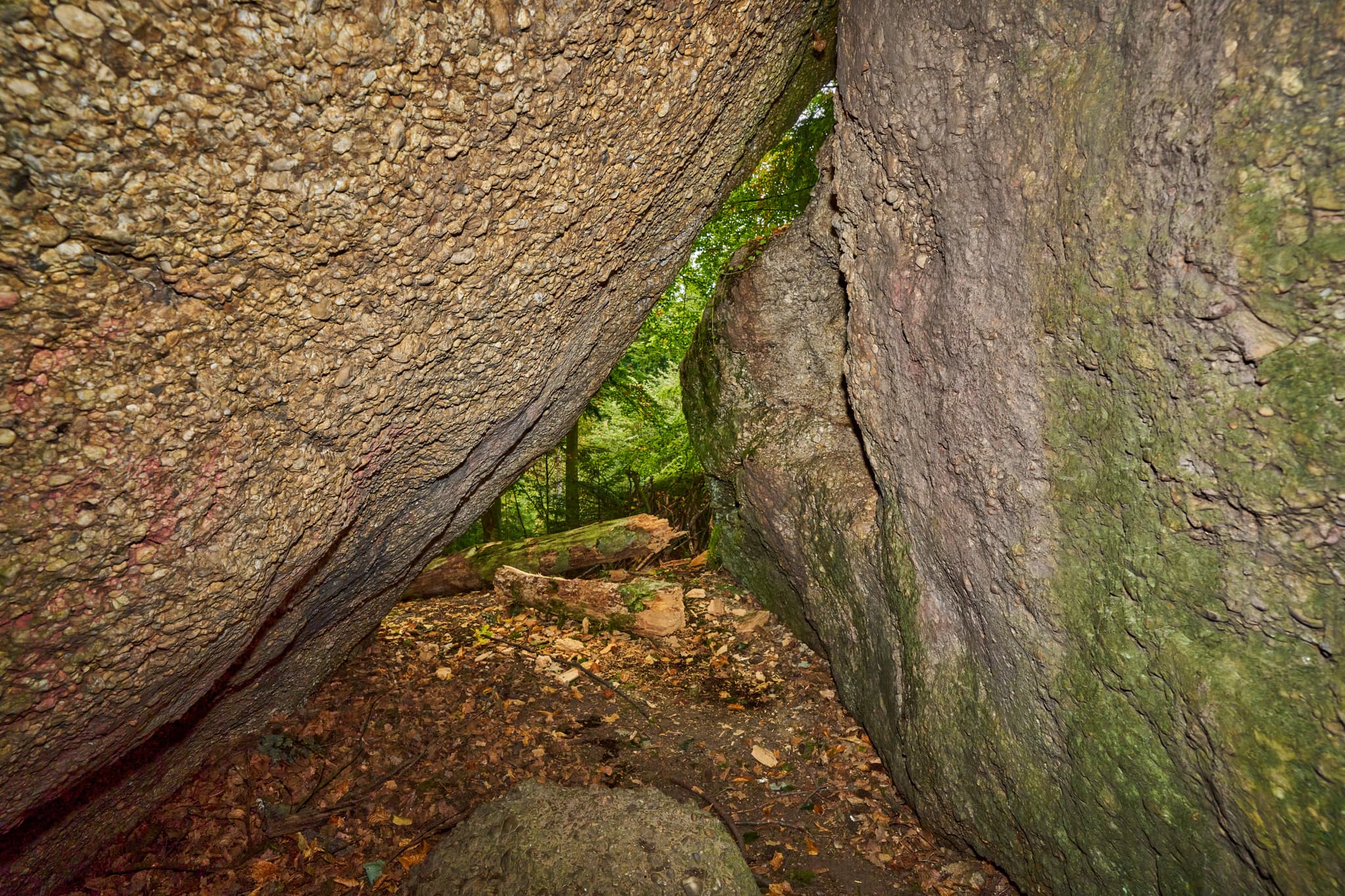 Felsmalereien am Teufelsstein in Bad Griesbach, Landkreis Passau, Niederbayern, Bayern, Deutschland. Das Bild zeigt Details der Felsstrukturen mit Farbreste.
