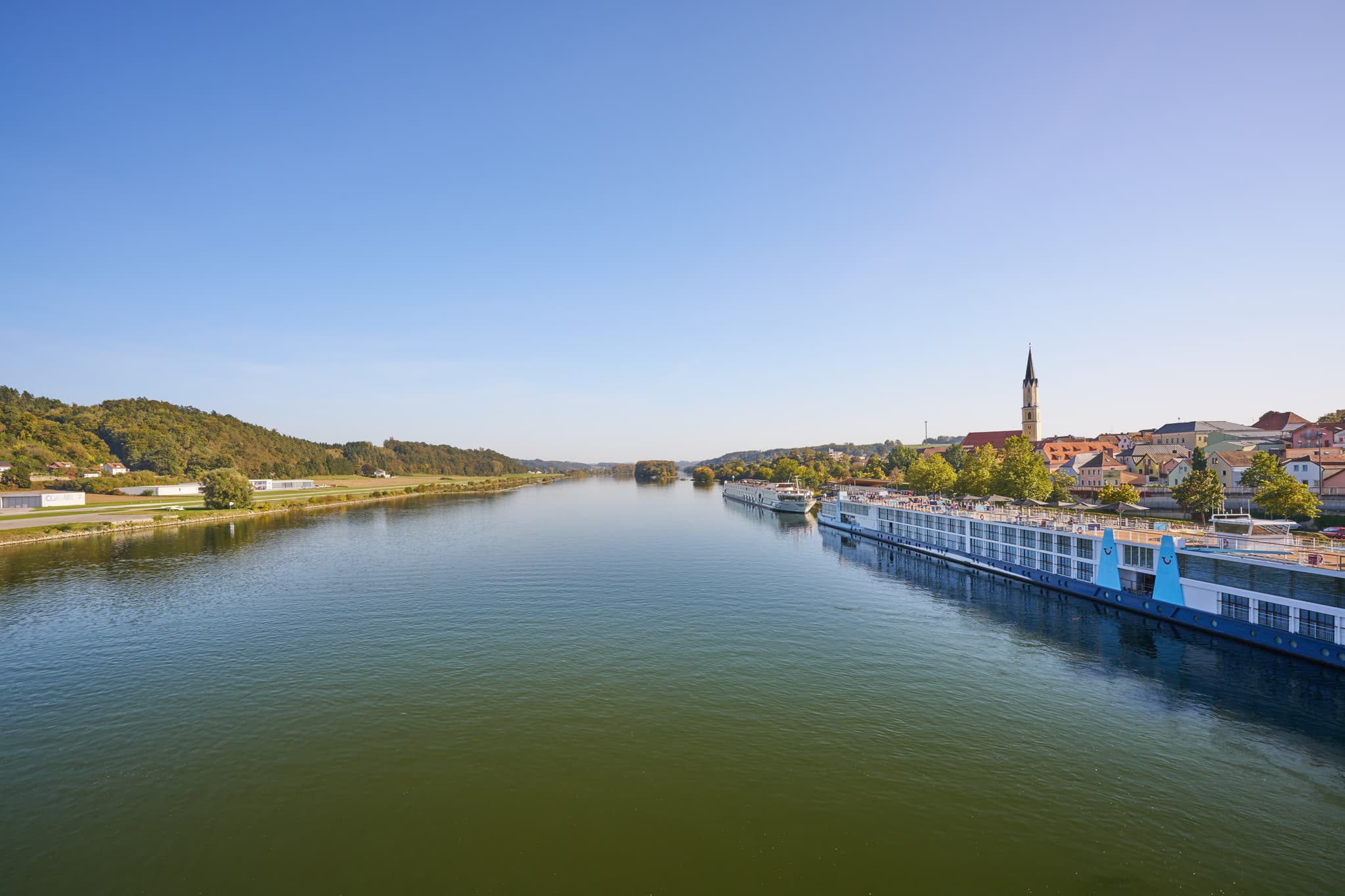 Blick auf den Donau Hafen in Vilshofen, Landkreis Passau, Niederbayern. Anlegestelle für Schiffe. Flusslandschaft der Donau-Wald Region in Deutschland.