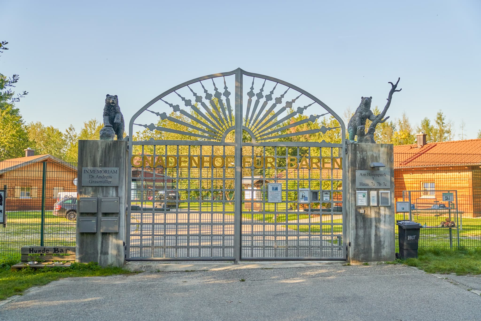 Eingangstor des Gnadenhofs für Bären in Aigen am Inn, Bad Füssing. Die Anlage im Landkreis Passau (Niederbayern) liegt im Bayerischen Wald, Deutschland.