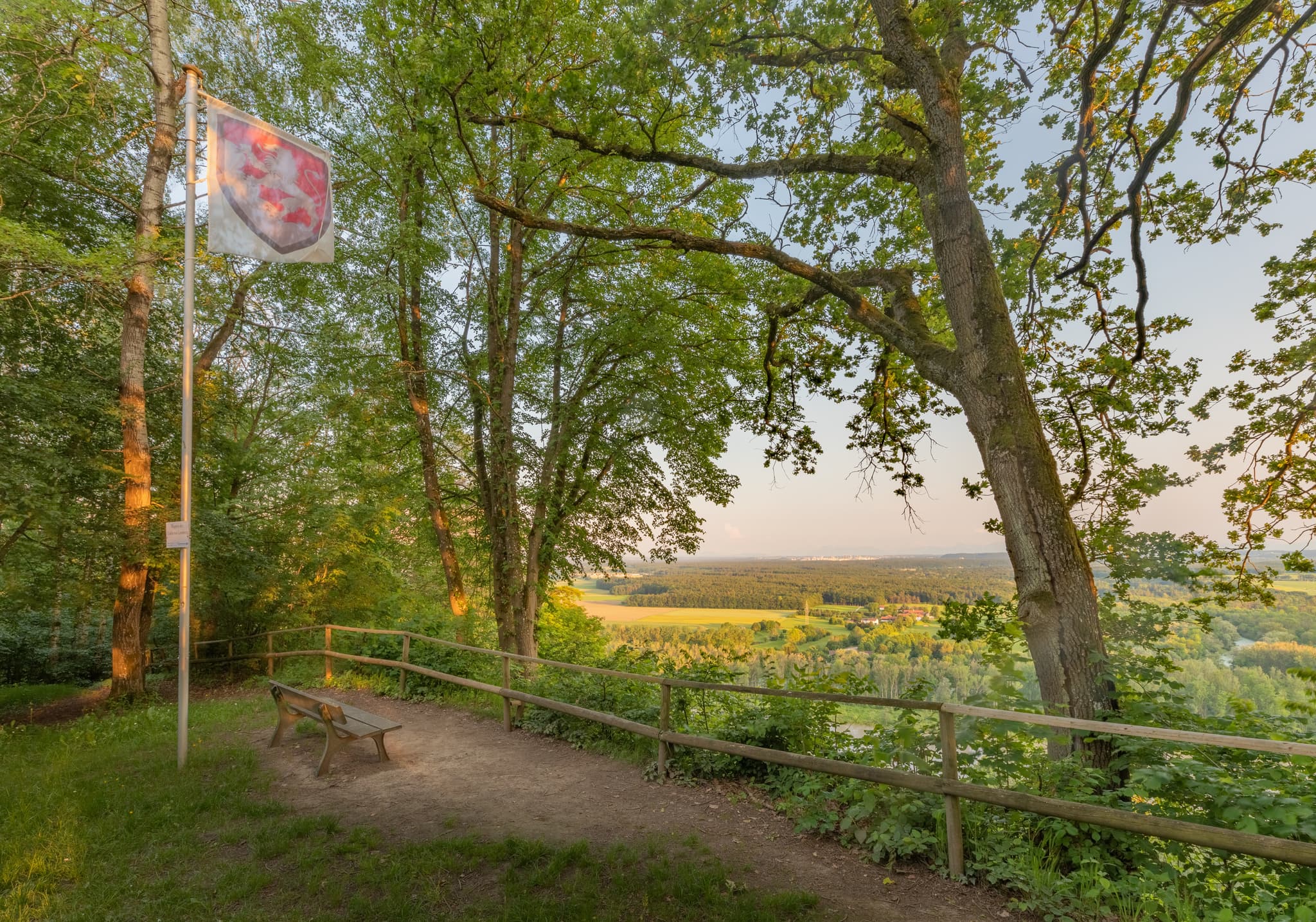 Aussichtspunkt Leonberg bei Marktl am Inn in Oberbayern, Landkreis Altötting, Region Inn-Salzach, Deutschland. Wunderschöne Panoramaaussicht.