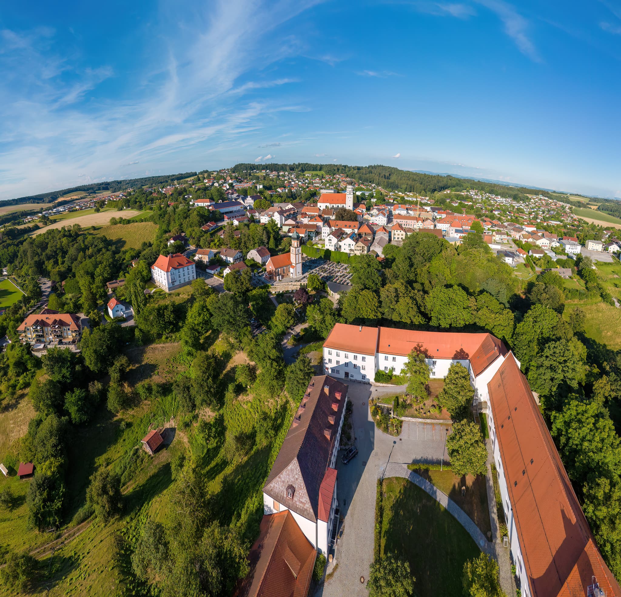 Panoramisches Luftbild von Bad Griesbach im Rottal, Landkreis Passau, Niederbayern. Die Kurstadt im Bäderdreieck Deutschlands zeigt ihre reizvolle Landschaft.