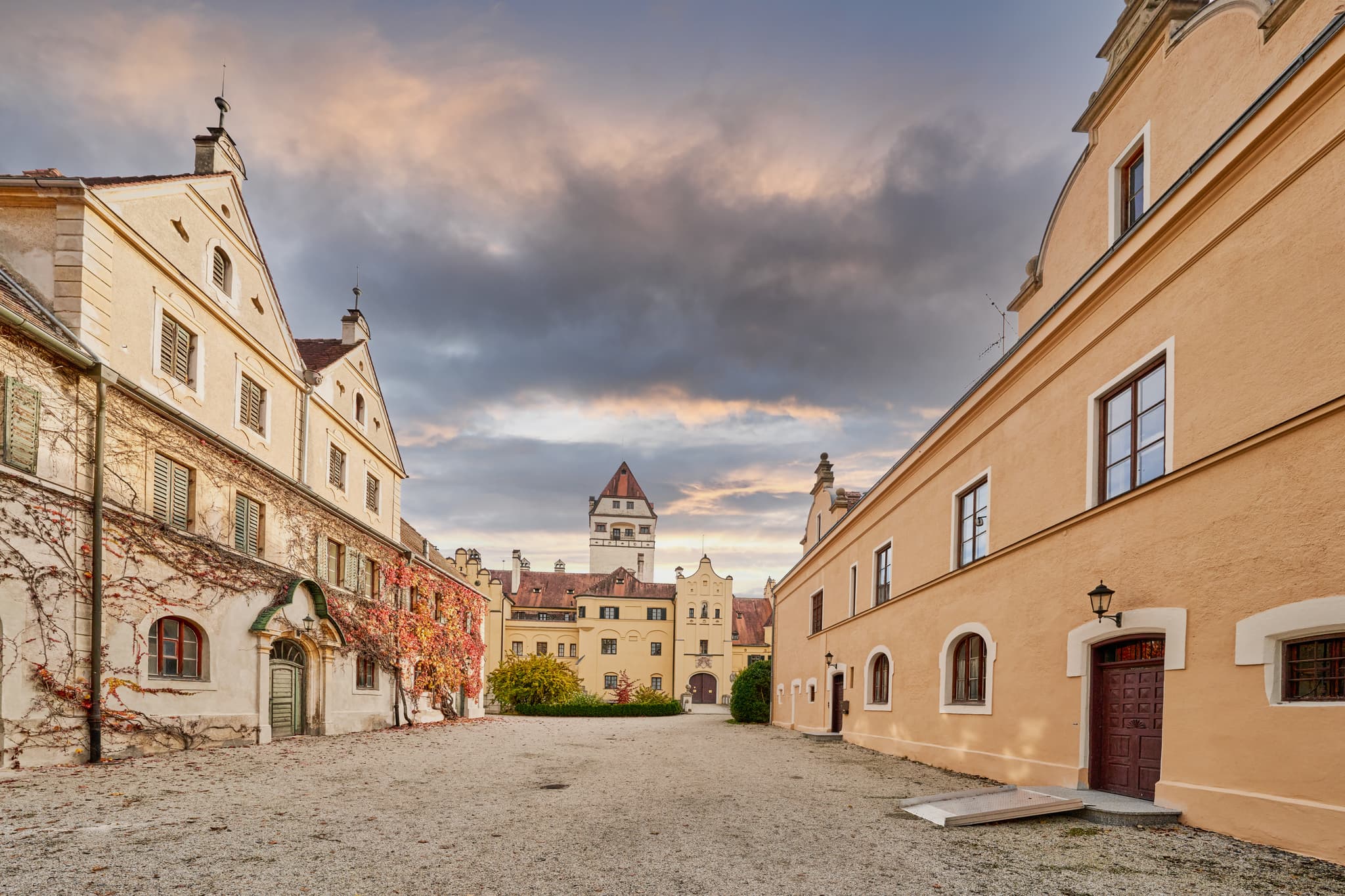 Historischer Schloss Vorhof Hörniweg in Schönau, Rottal-Inn. Das Bild zeigt die beeindruckende Architektur des Schlosses in Niederbayern, Deutschland.