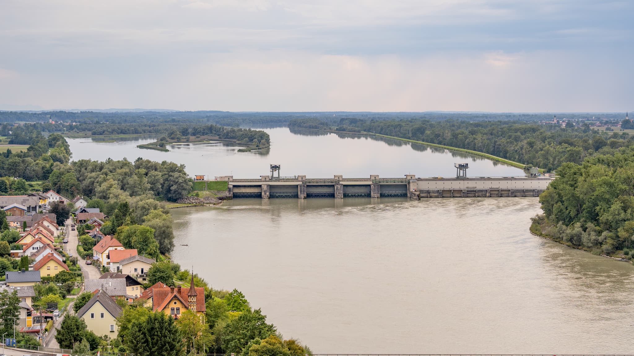 Panoramablick vom Aussichtsturm in Obernberg über den Inn und eine Staustufe. Bezirk Ried, Oberösterreich, Österreich.