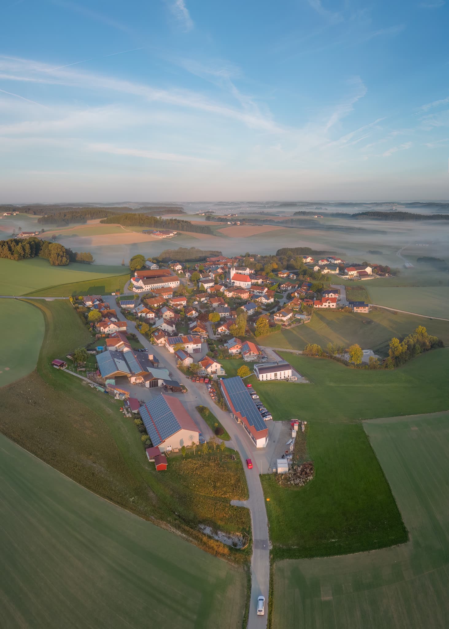 Luftbild von Arbing, Gemeinde Reischach, Landkreis Altötting, Oberbayern, Deutschland. Es zeigt eine Herbstlandschaft mit Feldern und Bodennebel in im Holzland.