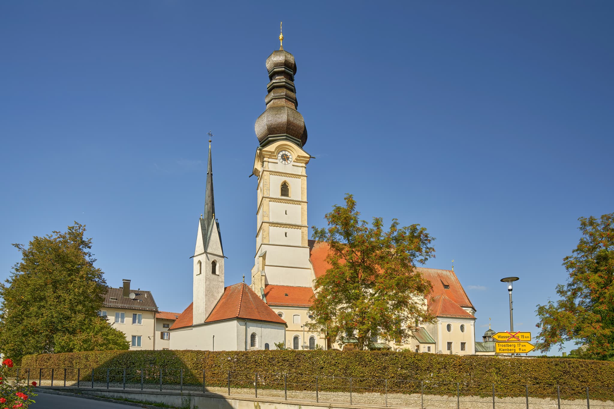 Pfarrkirche Mariä Himmelfahrt in Schnaitsee, Landkreis Traunstein, Oberbayern, Deutschland,  Chiemgau. Ihr Zwiebelturm prägt die Ortsansicht.