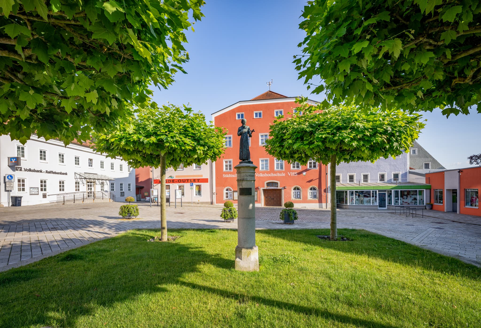 Der malerische Stadtplatz von Bad Griesbach im Rottal, Landkreis Passau, Niederbayern. Ein Juwel im Herzen des Bäderdreiecks in Deutschland.